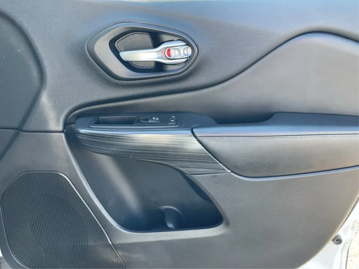 2016 Jeep Cherokee Limited (1C4PJLDB7GW) with an Other engine, located at 880 E. National Road, Vandalia, OH, 45377, (937) 908-9800, 39.891918, -84.183594 - **Discover Your Next Adventure with the 2016 Jeep Cherokee Limited Perfect for Family Road Trips and Everyday Commuting!**<br /> <br /> Are you ready to elevate your driving experience? The 2016 Jeep Cherokee Limited is the ideal crossover for families, adventurers, and daily commuters alike. With - Photo#20