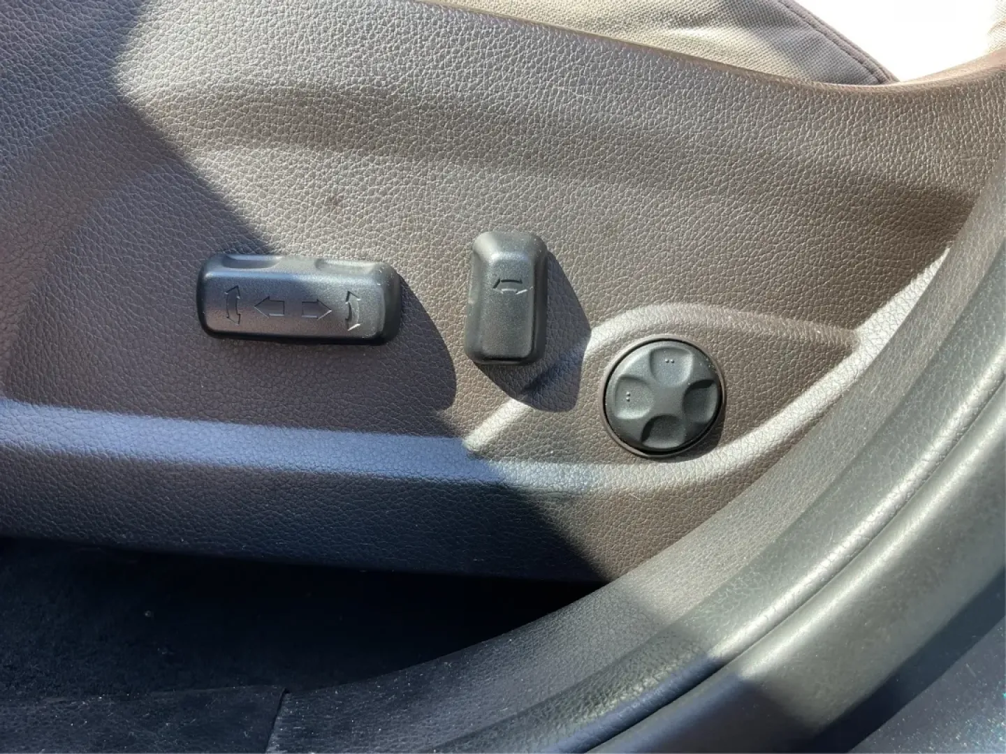 2017 Hyundai Santa Fe Sport 2.4 FWD (5NMZU3LB6HH) with an 2.4L L4 DOHC 16V engine, 6-Speed Automatic transmission, located at 4508 South Dixie Dr, Moraine, OH, 45439, (937) 908-9800, 39.689976, -84.218452 - **Explore Adventure with the 2017 Hyundai Santa Fe - Perfect for Families and Weekend Warriors!**<br /> <br /> Are you in search of a versatile SUV that can handle everything from family road trips to daily commutes? Look no further! The 2017 Hyundai Santa Fe, featuring a stunning Marlin Blue exteri - Photo#17