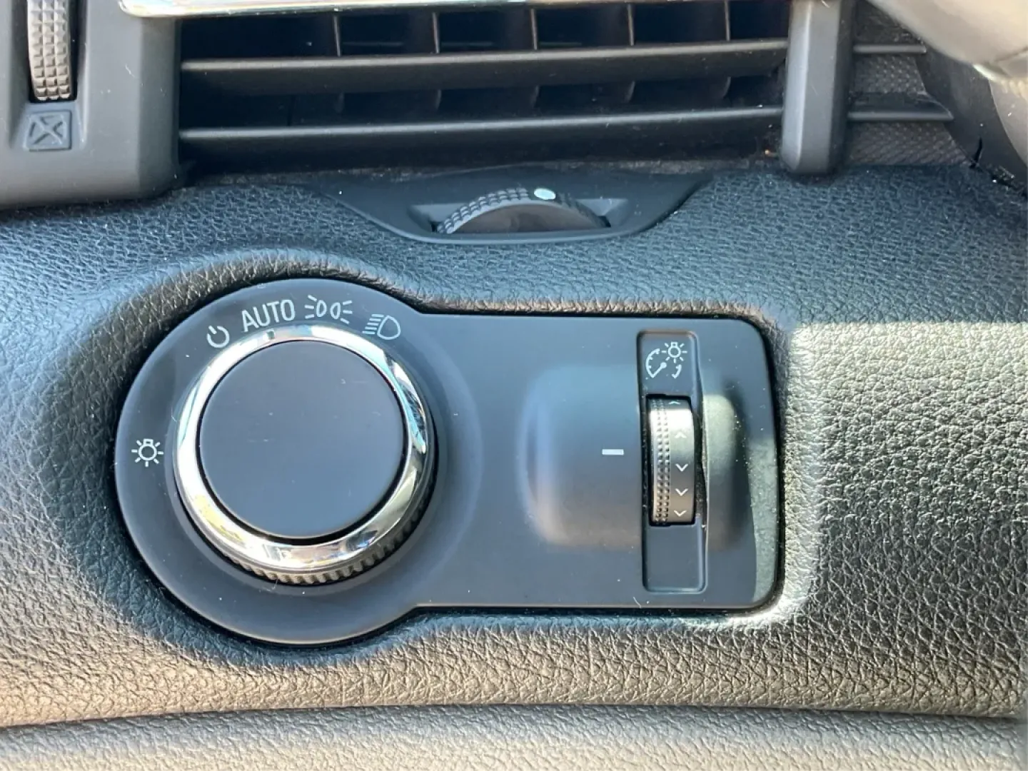 2015 Chevrolet Malibu 1FL (1G11A5SL9FU) with an ECOTEC 2.5L I-4 gasoline direct injection engine, located at 1099 N County Rd 25A , Troy, OH, 45373, (937) 908-9800, 40.057079, -84.212883 - **Discover Your Next Adventure with the 2015 Chevrolet Malibu at Advantage Car and Credit - Troy!**<br /> <br /> Are you in search of a reliable sedan that seamlessly combines style, comfort, and performance for your daily commute? Look no further! The 2015 Chevrolet Malibu 1FL is the perfect vehicl - Photo#17