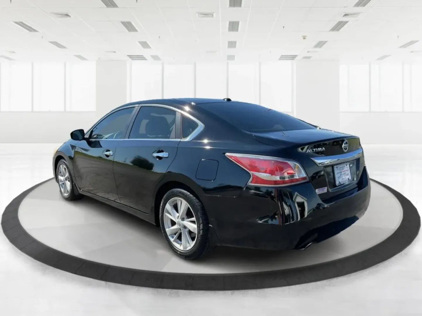 2015 Nissan Altima 2.5 SL (1N4AL3AP7FN) with an 2.5L I-4 DOHC engine, located at 1184 Kauffman Ave, Fairborn, OH, 45324, (937) 908-9800, 39.807072, -84.030914 - **Rev Up Your Lifestyle with the 2015 Nissan Altima 2.5 SL at Advantage Car and Credit!**<br /> <br /> Are you seeking a reliable vehicle that effortlessly merges style, comfort, and performance? Look no further than this stunning 2015 Nissan Altima 2.5 SL, perfect for commuters, families, and weeke - Photo#4