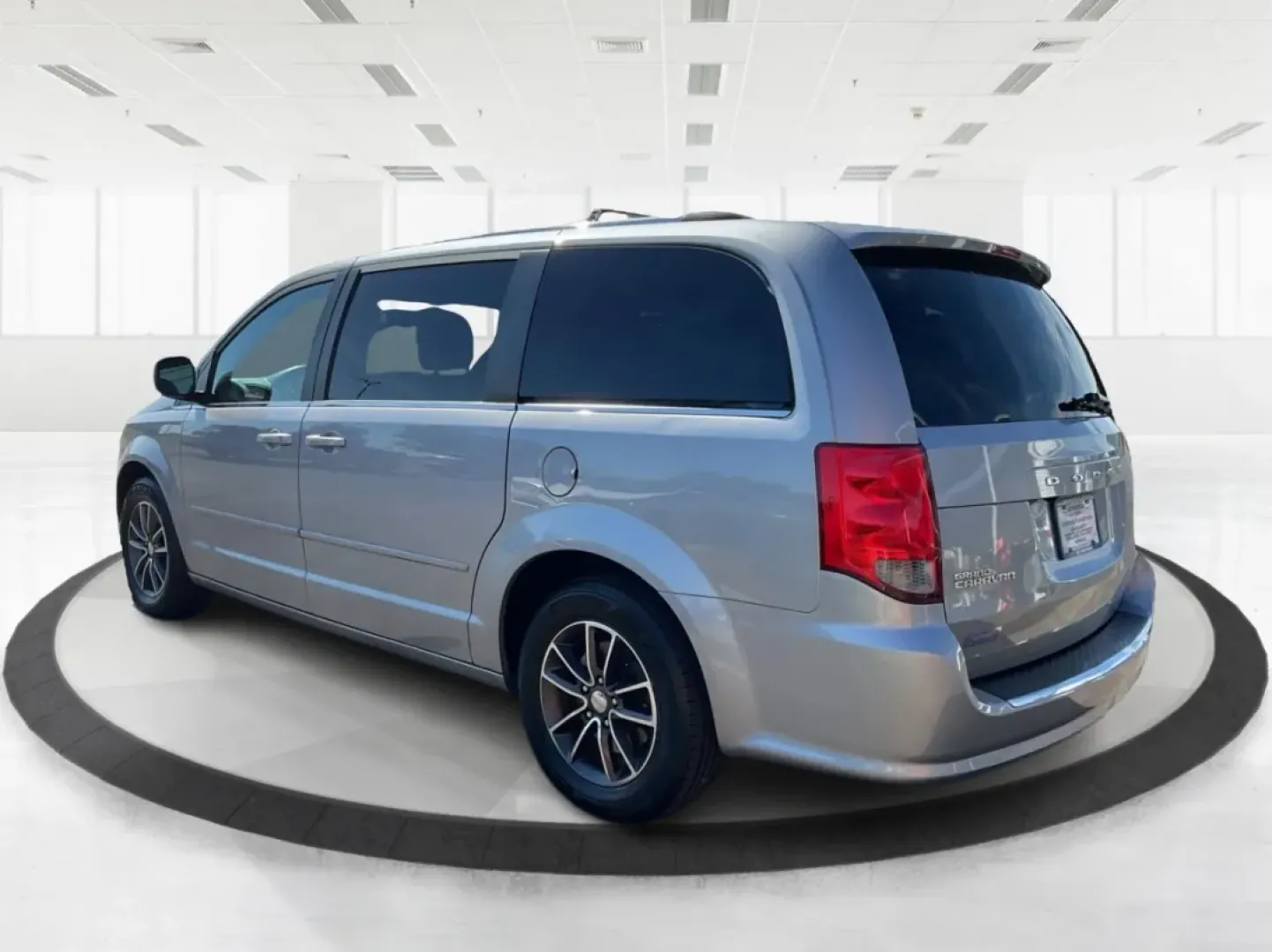 2017 Dodge Grand Caravan SXT (2C4RDGCG5HR) with an Pentastar 3.6L V-6 DOHC engine, located at 1184 Kauffman Ave, Fairborn, OH, 45324, (937) 908-9800, 39.807072, -84.030914 - **Adventure Awaits with the 2017 Dodge Grand Caravan SXT in Fairborn, OH!**<br /> <br /> Are you looking for the perfect vehicle to accommodate your growing family or to embark on weekend adventures? Look no further! The 2017 Dodge Grand Caravan SXT is designed for those who prioritize space, comfor - Photo#4