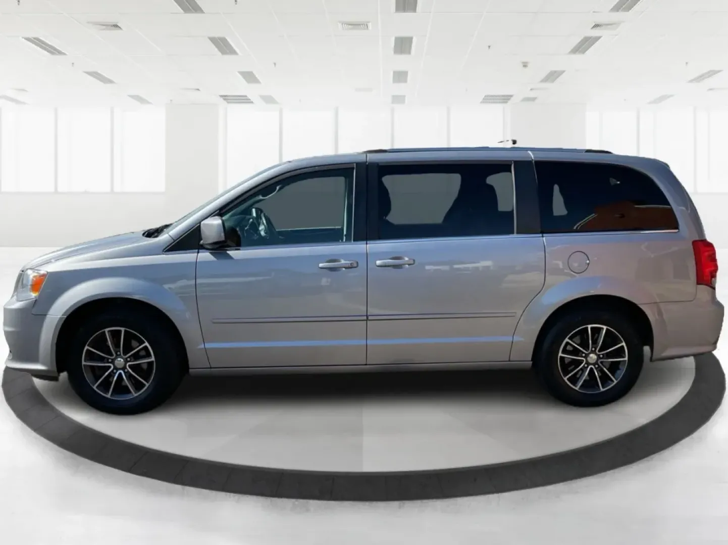 2017 Dodge Grand Caravan SXT (2C4RDGCG5HR) with an Pentastar 3.6L V-6 DOHC engine, located at 1184 Kauffman Ave, Fairborn, OH, 45324, (937) 908-9800, 39.807072, -84.030914 - **Adventure Awaits with the 2017 Dodge Grand Caravan SXT in Fairborn, OH!**<br /> <br /> Are you looking for the perfect vehicle to accommodate your growing family or to embark on weekend adventures? Look no further! The 2017 Dodge Grand Caravan SXT is designed for those who prioritize space, comfor - Photo#5