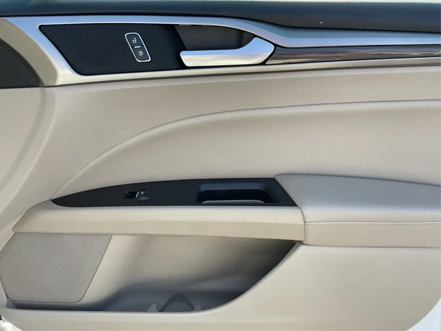 2018 Ford Fusion SE (3FA6P0HD4JR) with an Other engine, located at 8750 N County Rd 25A, Piqua, OH, 45356, (937) 908-9800, 40.164391, -84.232513 - **Experience the Perfect Blend of Comfort and Style with this 2018 Ford Fusion SE at Advantage Car and Credit Piqua!**<br /> <br /> Are you searching for a reliable sedan that combines comfort, tech features, and a sleek design? Look no further than this stunning **2018 Ford Fusion SE**! This car i - Photo#20