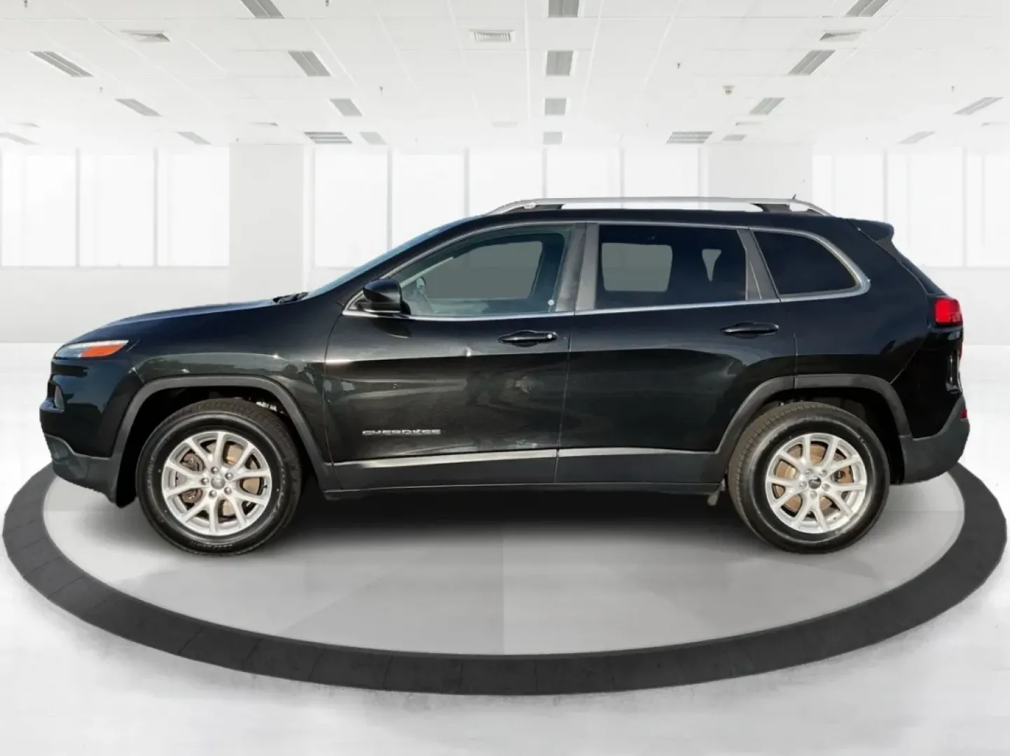 2015 Jeep Cherokee Latitude (1C4PJMCB3FW) with an Other engine, located at 880 E. National Road, Vandalia, OH, 45377, (937) 908-9800, 39.891918, -84.183594 - **Unleash New Adventures with the 2015 Jeep Cherokee Latitude Your Ideal Crossover Awaits!**<br /> <br /> Are you ready to elevate your lifestyle with a vehicle that's as adventurous as you are? Whether you're embarking on weekend getaways, navigating your daily commute, or simply enjoying family o - Photo#5