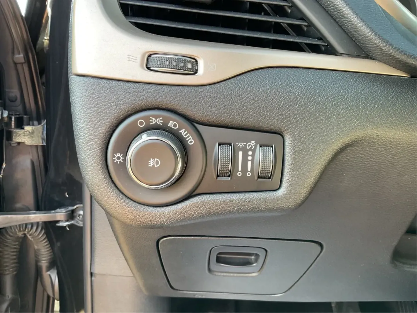 2015 Jeep Cherokee Latitude (1C4PJMCB3FW) with an Other engine, located at 880 E. National Road, Vandalia, OH, 45377, (937) 908-9800, 39.891918, -84.183594 - **Unleash New Adventures with the 2015 Jeep Cherokee Latitude Your Ideal Crossover Awaits!**<br /> <br /> Are you ready to elevate your lifestyle with a vehicle that's as adventurous as you are? Whether you're embarking on weekend getaways, navigating your daily commute, or simply enjoying family o - Photo#17