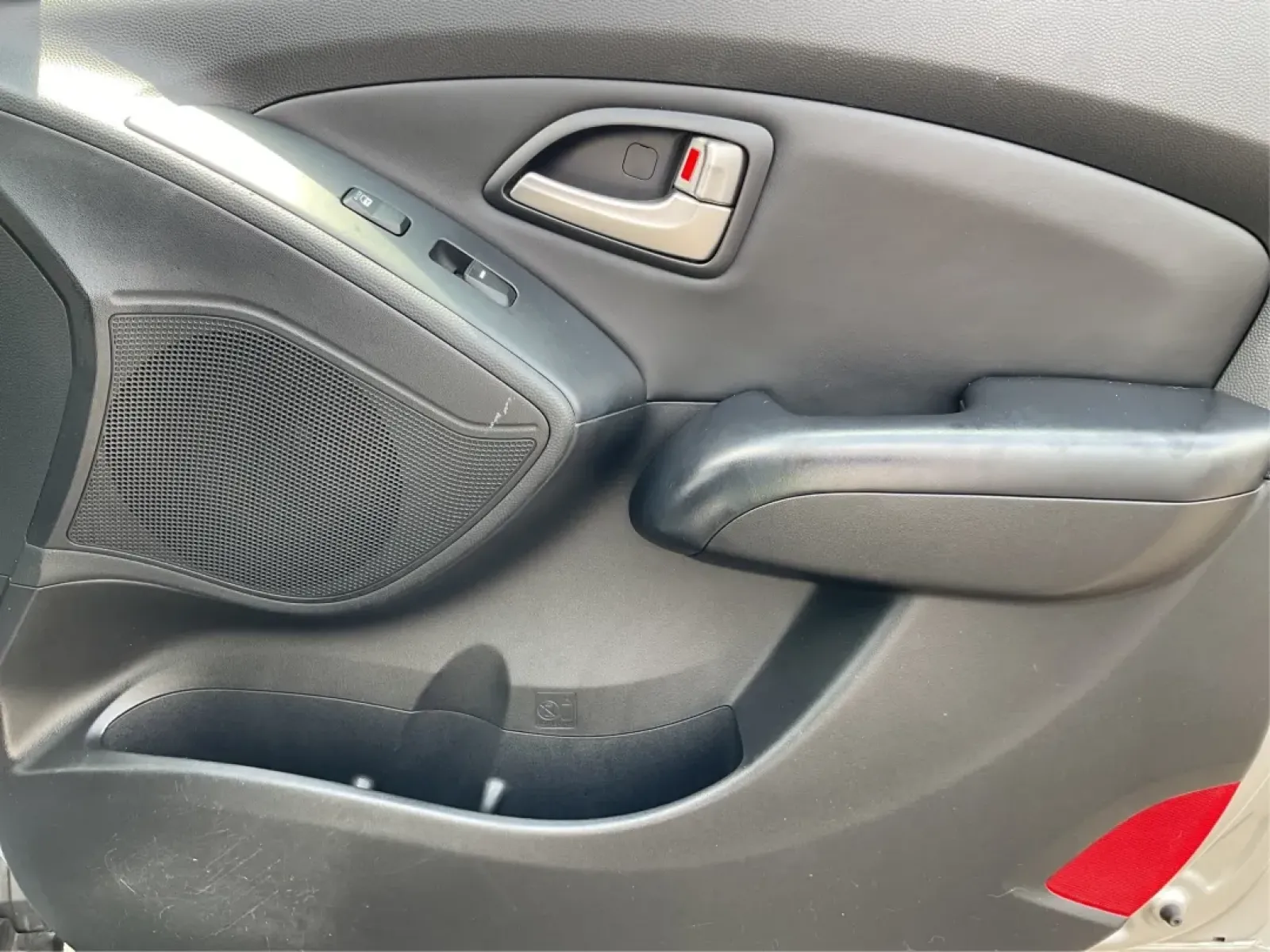 2010 Hyundai Tucson Limited (KM8JUCAC0AU) with an Theta II 2.4L I-4 DOHC engine, located at 4508 South Dixie Dr, Moraine, OH, 45439, (937) 908-9800, 39.689976, -84.218452 - **Adventure Awaits with the 2010 Hyundai Tucson Limited at Advantage Car and Credit!**<br /> <br /> Are you ready to embark on new adventures with your family or explore the great outdoors? The 2010 Hyundai Tucson Limited is the perfect companion for anyone who craves versatility and comfort-ideal f - Photo#19