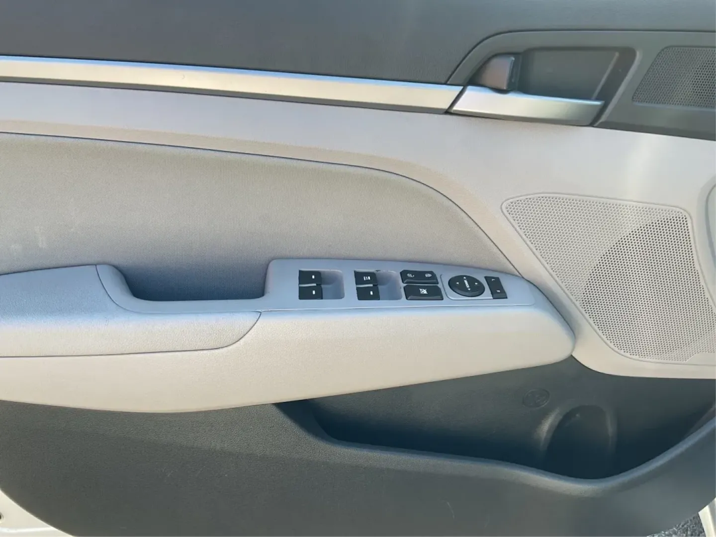 2018 Hyundai Elantra SEL (KMHD84LF3JU) with an Nu 2L I-4 DOHC engine, located at 880 E. National Road, Vandalia, OH, 45377, (937) 908-9800, 39.891918, -84.183594 - Are you in the market for a reliable and stylish vehicle that fits your lifestyle? The 2018 Hyundai Elantra SEL, available at Advantage Car and Credit in Vandalia, OH, is your perfect companion for both daily commutes and weekend adventures. With its sophisticated design and smart technology, this s - Photo#17