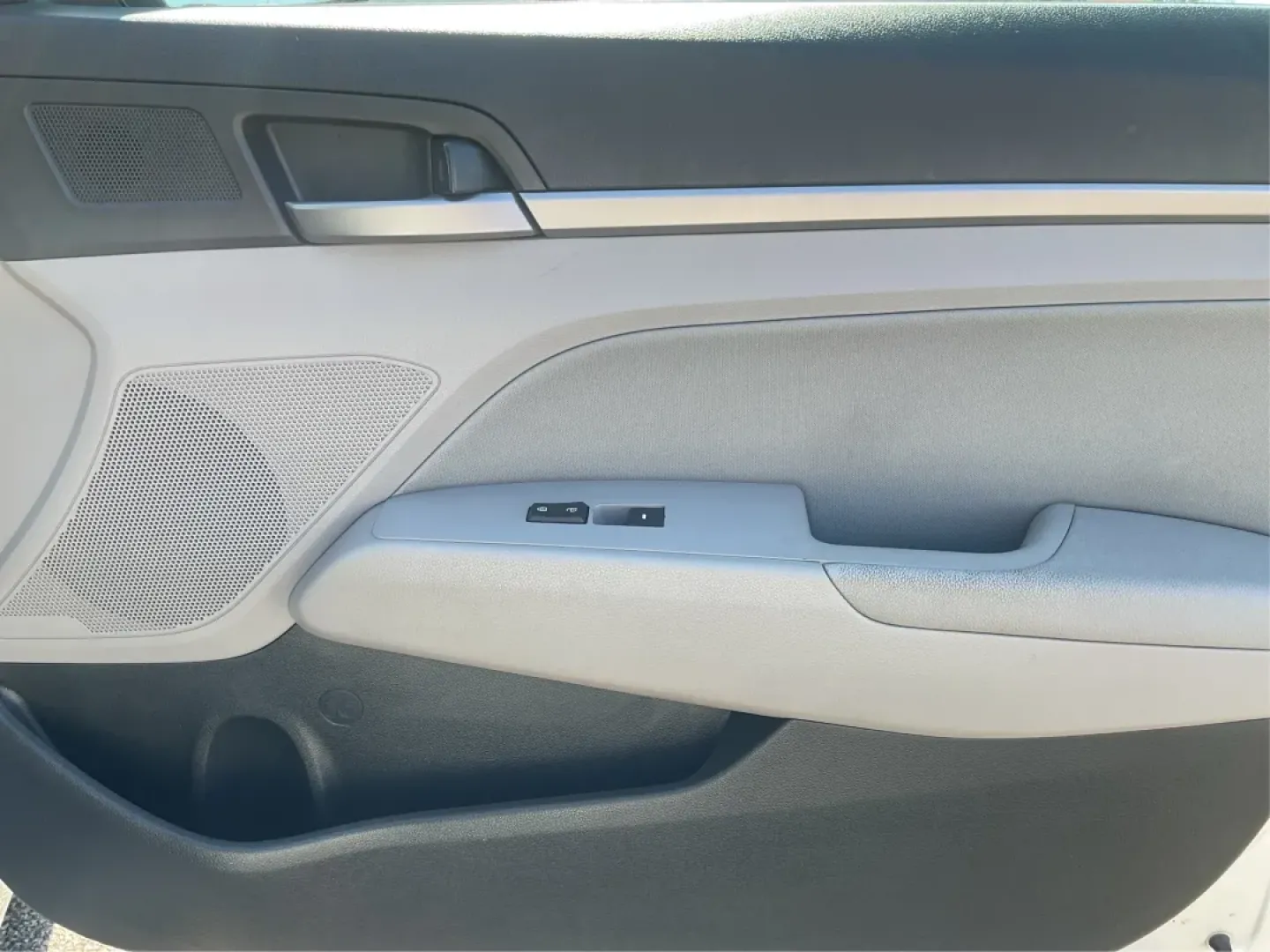2018 Hyundai Elantra SEL (KMHD84LF3JU) with an Nu 2L I-4 DOHC engine, located at 880 E. National Road, Vandalia, OH, 45377, (937) 908-9800, 39.891918, -84.183594 - Are you in the market for a reliable and stylish vehicle that fits your lifestyle? The 2018 Hyundai Elantra SEL, available at Advantage Car and Credit in Vandalia, OH, is your perfect companion for both daily commutes and weekend adventures. With its sophisticated design and smart technology, this s - Photo#18