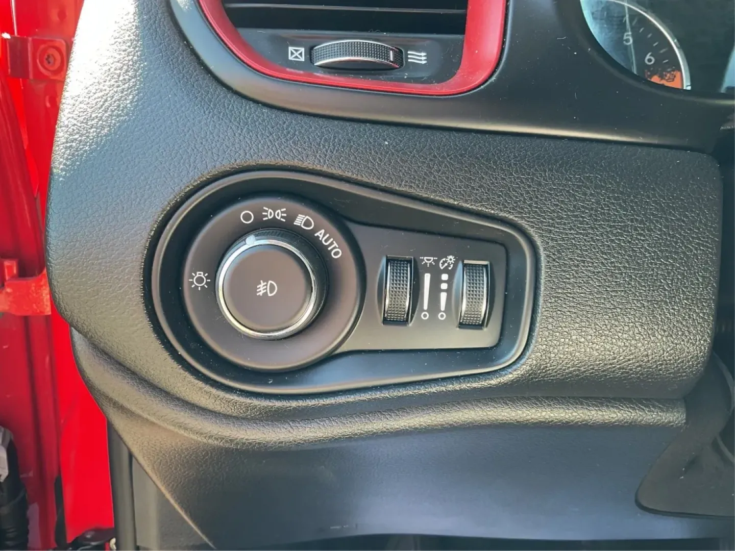 2016 Jeep Renegade Trailhawk (ZACCJBCTXGP) with an Tigershark MultiAir 2.4L I-4 variable valve contro engine, located at 1099 N County Rd 25A , Troy, OH, 45373, (937) 908-9800, 40.057079, -84.212883 - **Experience Adventure and Comfort with the 2016 Jeep Renegade Trailhawk!**<br /> <br /> Are you ready to elevate your lifestyle with a versatile vehicle that's perfect for weekend getaways, daily commutes, and everything in between? Look no further than the 2016 Jeep Renegade Trailhawk available at - Photo#17