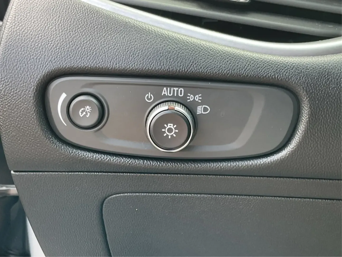 2019 Chevrolet Malibu 1LS (1G1ZB5STXKF) with an ECOTEC 1.5L I-4 gasoline direct injection engine, located at 401 Woodman Dr, Riverside, OH, 45431, (937) 908-9800, 39.760899, -84.123421 - Looking for a reliable sedan that fits seamlessly into your lifestyle? The 2019 Chevrolet Malibu 1LS, now available at Advantage Car and Credit in Riverside, OH, is the perfect blend of style, comfort, and functionality. Whether you're commuting to work, running errands around town, or planning a we - Photo#17