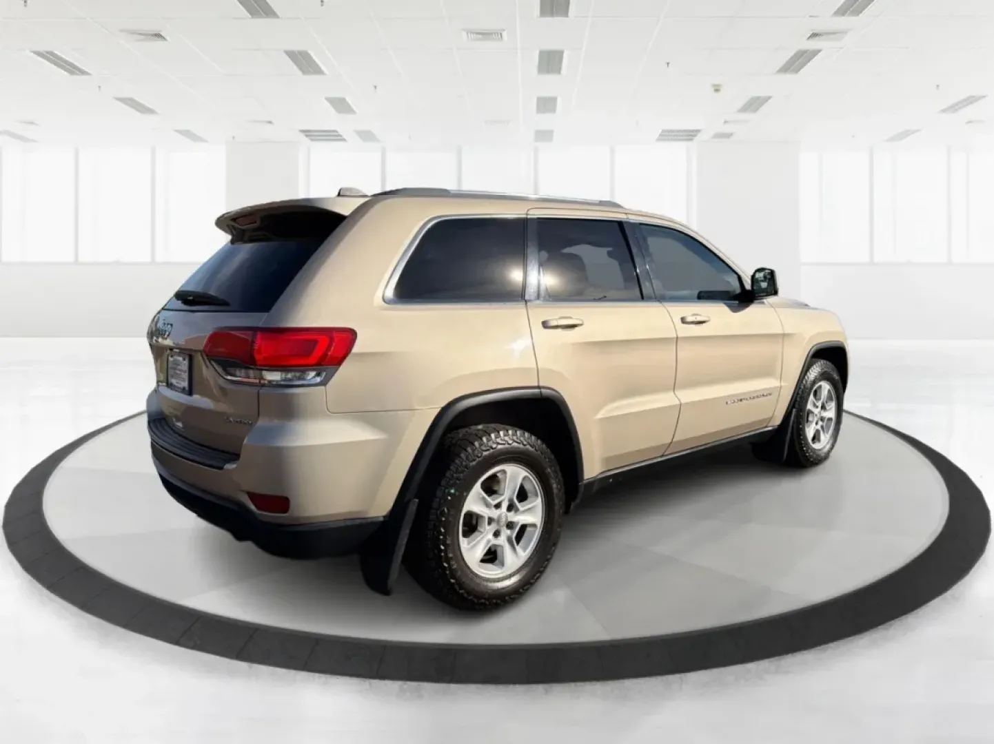 2014 Jeep Grand Cherokee Laredo (1C4RJFAG0EC) with an 3.6L V-6 DOHC engine, located at 1184 Kauffman Ave, Fairborn, OH, 45324, (937) 908-9800, 39.807072, -84.030914 - ### Conquer Every Adventure with the 2014 Jeep Grand Cherokee Laredo Ideal for Every Lifestyle!<br /> <br /> Are you ready to elevate your driving experience? Whether you're navigating the hustle and bustle of city life in Riverside, OH, or embarking on thrilling weekend getaways, the 2014 Jeep Gra - Photo#2