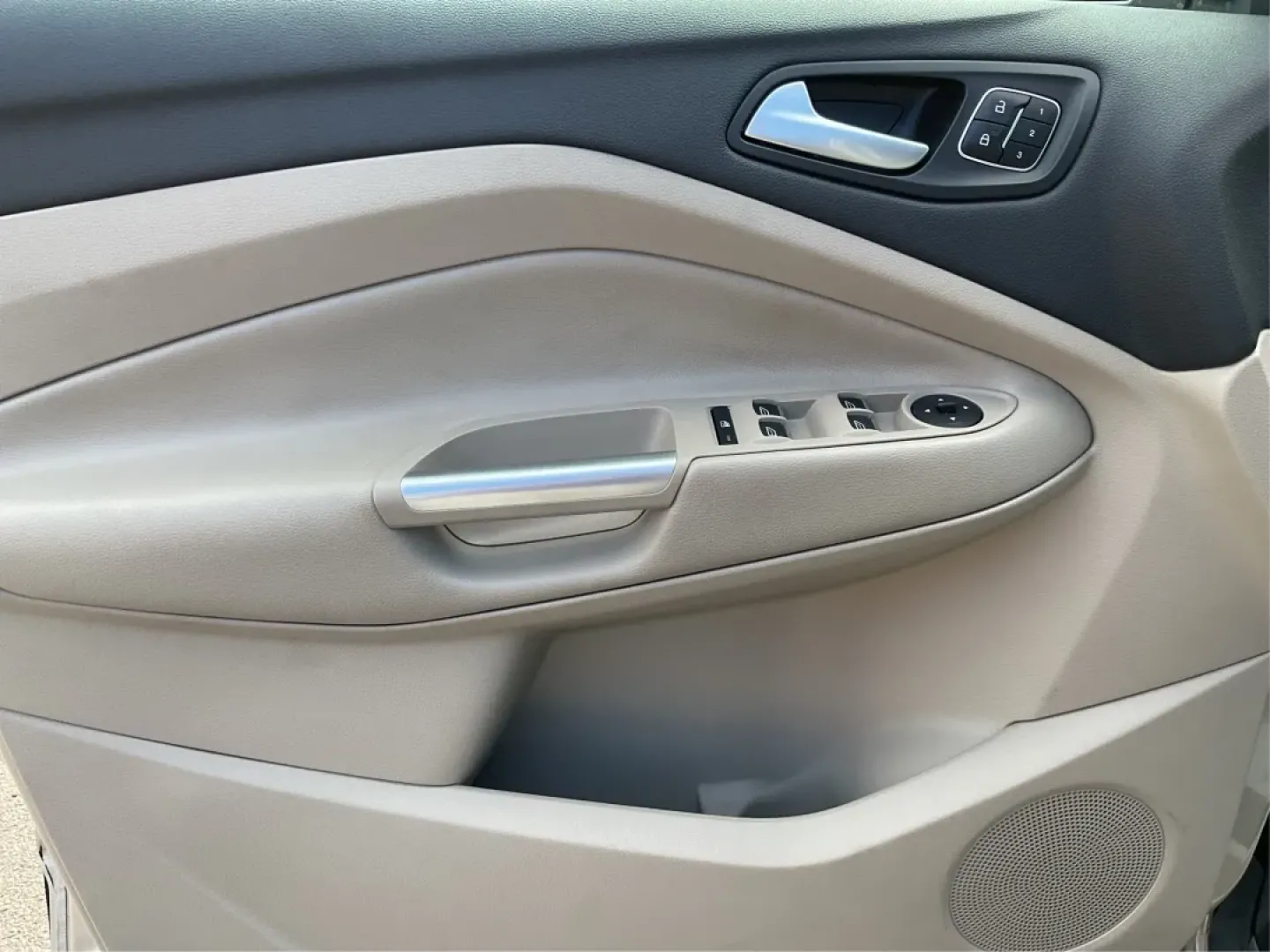 2018 Ford Escape Titanium FWD (1FMCU0J99JU) with an 2.0L L4 DOHC 16V engine, 6-Speed Automatic transmission, located at 1230 East Main St, Xenia, OH, 45385, (937) 908-9800, 39.688026, -83.910172 - Experience the perfect blend of style and practicality with the 2018 Ford Escape Titanium, now available at Advantage Car and Credit in Xenia, OH. This SUV is not just a vehicle; it's your ticket to adventure, whether you're navigating the bustling streets of downtown Xenia or embarking on a weekend - Photo#19