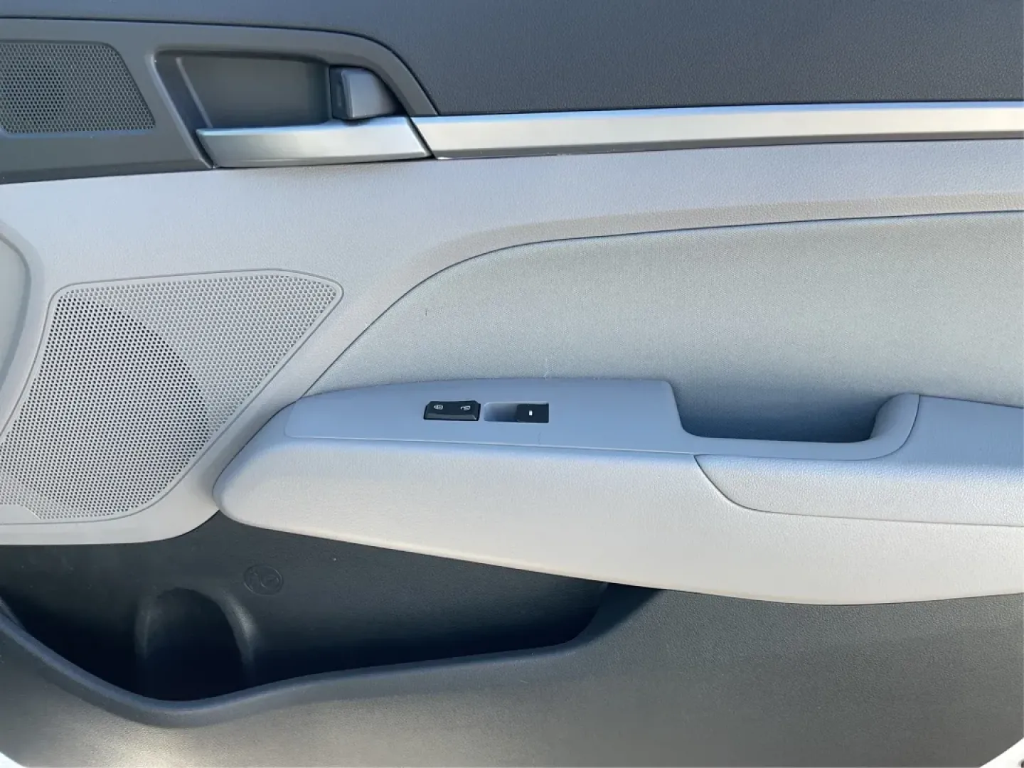 2017 Hyundai Elantra SE (5NPD84LF2HH) with an Nu 2L I-4 DOHC engine, 6A transmission, located at 1230 East Main St, Xenia, OH, 45385, (937) 908-9800, 39.688026, -83.910172 - Discover your next adventure with the 2017 Hyundai Elantra SE, available now at Advantage Car and Credit - Piqua! This stylish sedan is perfect for budget-conscious buyers looking for a reliable vehicle that effortlessly blends comfort, performance, and technology. Whether you're commuting to work, - Photo#18