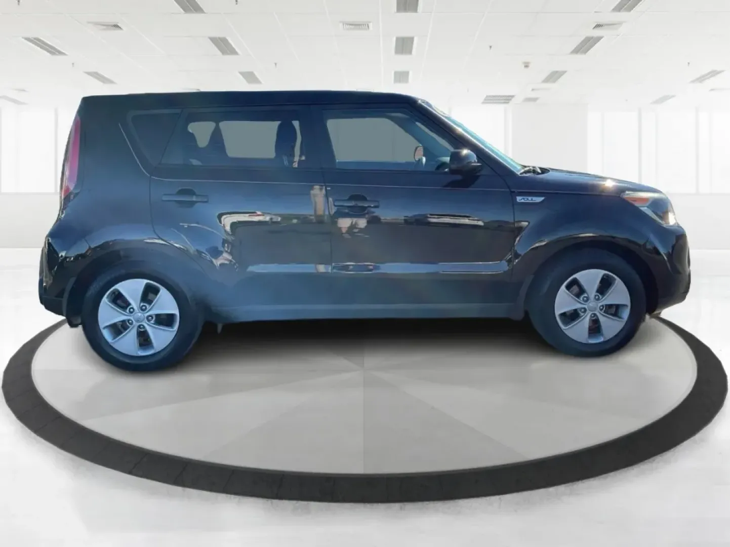 2015 Kia Soul Base (KNDJN2A22F7) with an 1.6L L4 DOHC 16V engine, Auto transmission, located at 1230 East Main St, Xenia, OH, 45385, (937) 908-9800, 39.688026, -83.910172 - Discover a new level of convenience and versatility with the 2015 Kia Soul, the perfect vehicle for those balancing a busy lifestyle in Vandalia, OH. Whether you're a growing family looking for a spacious ride, a commuter needing dependability for long drives, or someone seeking low-maintenance vehi - Photo#1