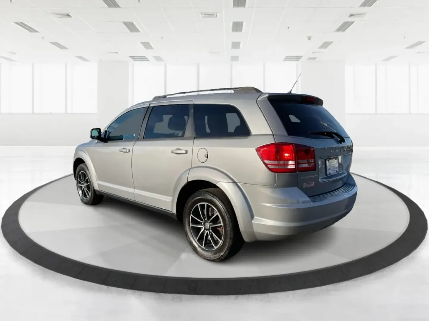 2017 Dodge Journey SE (3C4PDCAB3HT) with an Tigershark MultiAir 2.4L I-4 DOHC engine, located at 4508 South Dixie Dr, Moraine, OH, 45439, (937) 908-9800, 39.689976, -84.218452 - **Elevate Your Adventures with the 2017 Dodge Journey SE Perfect for Family Outings and Weekend Getaways!**<br /> <br /> At Advantage Car and Credit in Moraine, OH, we understand that life is all about making memories, whether it's a family road trip to the nearby Dayton Aviation Heritage National - Photo#4