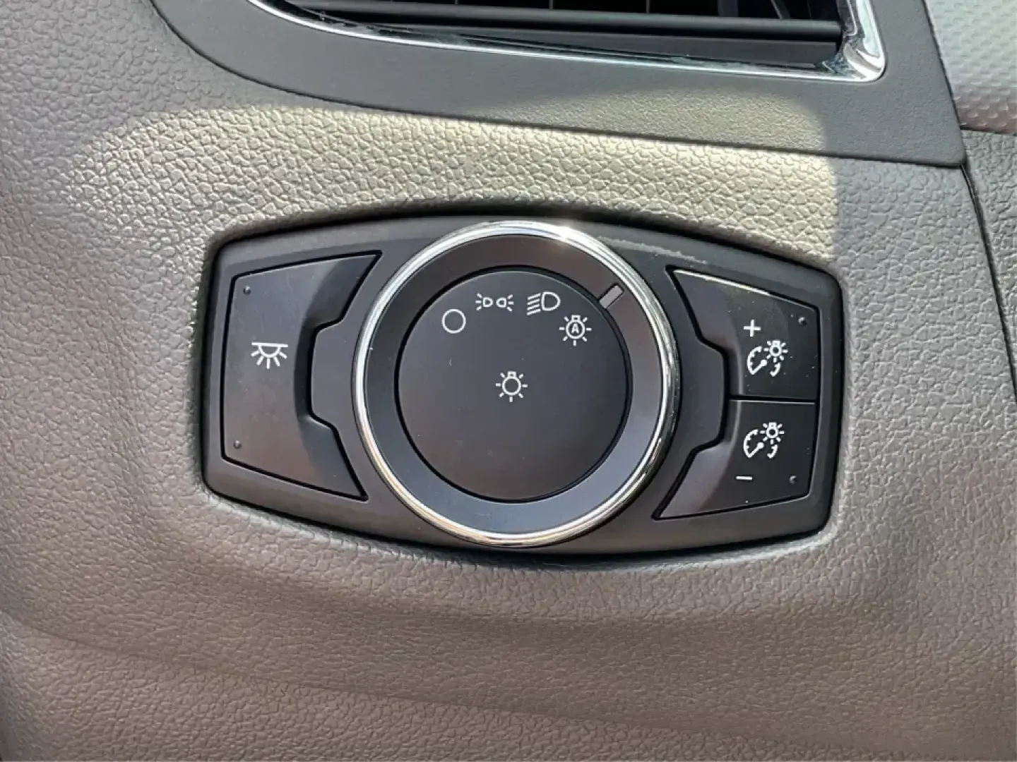 2013 Ford Edge SEL (2FMDK3JC0DB) with an 3.5L V6 DOHC 24V engine, 6-Speed Automatic transmission, located at 880 E. National Road, Vandalia, OH, 45377, (937) 908-9800, 39.891918, -84.183594 - **Explore New Horizons with the 2013 Ford Edge SEL Your Adventure Awaits!**<br /> <br /> Are you ready to elevate your daily commute or embark on weekend adventures with friends and family? The 2013 Ford Edge SEL is the versatile SUV that perfectly balances style, comfort, and capability, making it- Photo#17