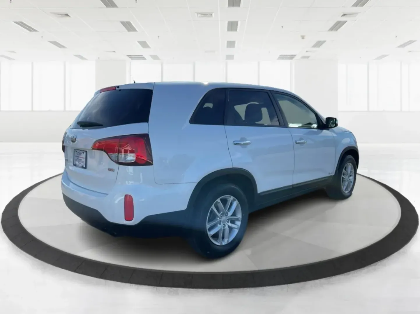 2015 Kia Sorento LX (5XYKTCA66FG) with an 2.4L I-4 gasoline direct injection engine, located at 1230 East Main St, Xenia, OH, 45385, (937) 908-9800, 39.688026, -83.910172 - Are you ready to elevate your family adventures or conquer your daily commutes? The 2015 Kia Sorento LX is the perfect companion for anyone seeking versatility, reliability, and comfort on the road. With ample space for growing families or weekend getaways, this SUV is designed to adapt to your life - Photo#2