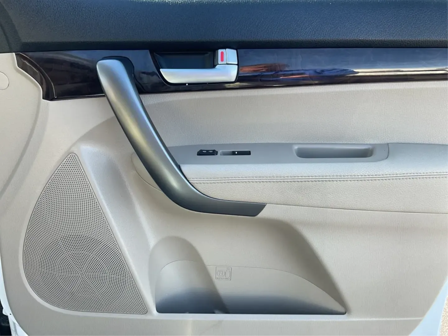 2015 Kia Sorento LX (5XYKTCA66FG) with an 2.4L I-4 gasoline direct injection engine, located at 1230 East Main St, Xenia, OH, 45385, (937) 908-9800, 39.688026, -83.910172 - Are you ready to elevate your family adventures or conquer your daily commutes? The 2015 Kia Sorento LX is the perfect companion for anyone seeking versatility, reliability, and comfort on the road. With ample space for growing families or weekend getaways, this SUV is designed to adapt to your life - Photo#17