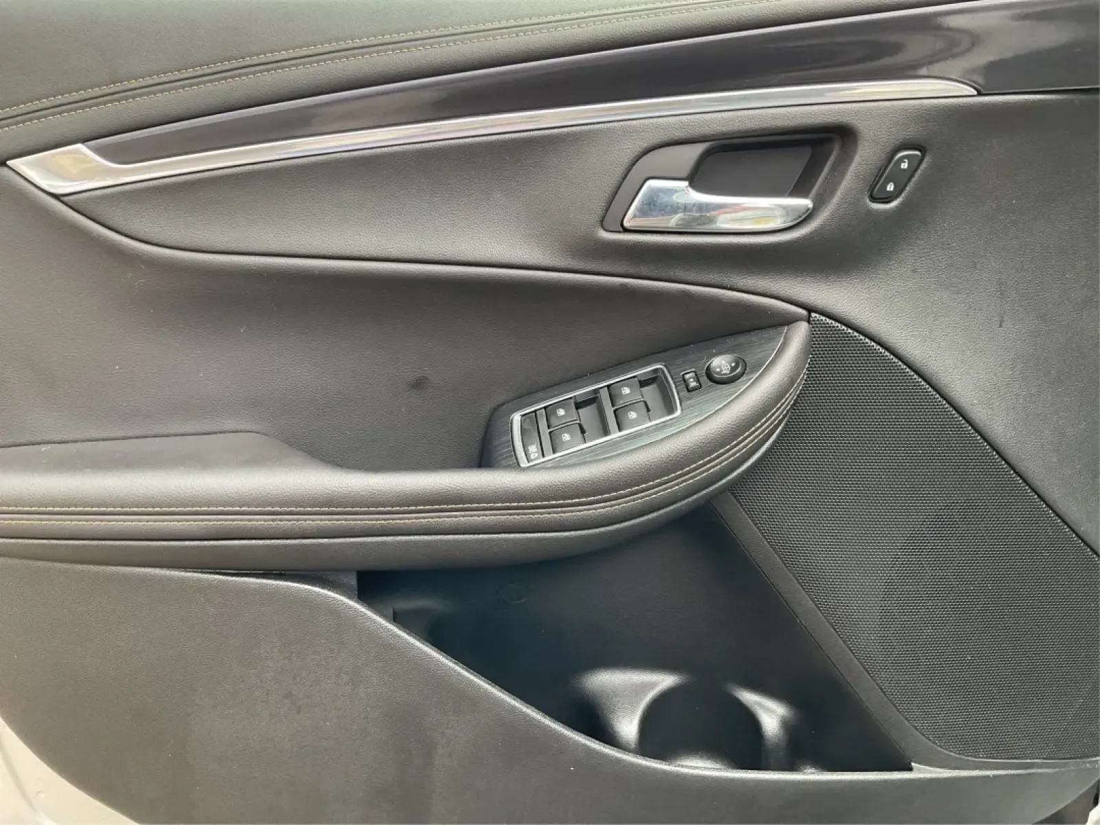 2016 Chevrolet Impala 1LT (2G1105SA4G9) with an Ecotec 2.5L I-4 gasoline direct injection engine, located at 4508 South Dixie Dr, Moraine, OH, 45439, (937) 908-9800, 39.689976, -84.218452 - **Discover Your Ideal Commuter with the 2016 Chevrolet Impala Perfect for Daily Drives or Weekend Getaways!**<br /> <br /> Are you tired of your old ride struggling during your daily commute? Elevate your driving experience with the stylish and reliable 2016 Chevrolet Impala, now available at Advan - Photo#17