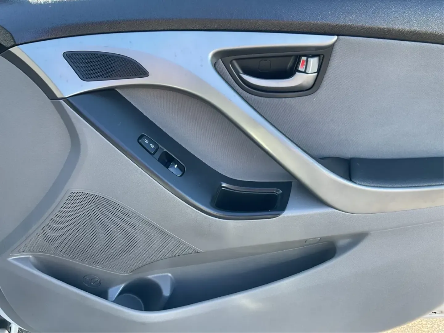 2014 Hyundai Elantra SE (KMHDH4AE8EU) with an Nu 1.8L I-4 DOHC engine, located at 4508 South Dixie Dr, Moraine, OH, 45439, (937) 908-9800, 39.689976, -84.218452 - Experience the freedom of the open road with the perfect blend of comfort and style in this stunning 2014 Hyundai Elantra SE! Whether you're commuting to work, running errands, or embarking on weekend adventures, this sedan is designed to elevate your driving experience. Located at Advantage Car and - Photo#18