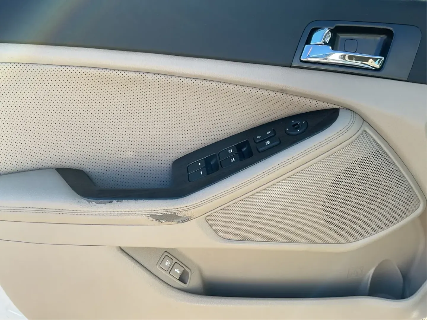 2012 Kia Optima EX (5XXGN4A70CG) with an 2.4L I-4 gasoline direct injection engine, located at 1099 N County Rd 25A , Troy, OH, 45373, (937) 908-9800, 40.057079, -84.212883 - Elevate your driving experience with this stunning 2012 Kia Optima EX, a perfect blend of style, comfort, and reliability. Ideal for budget-conscious buyers and growing families alike, this sedan is designed to meet your daily commuting needs while offering the space and features essential for both - Photo#18