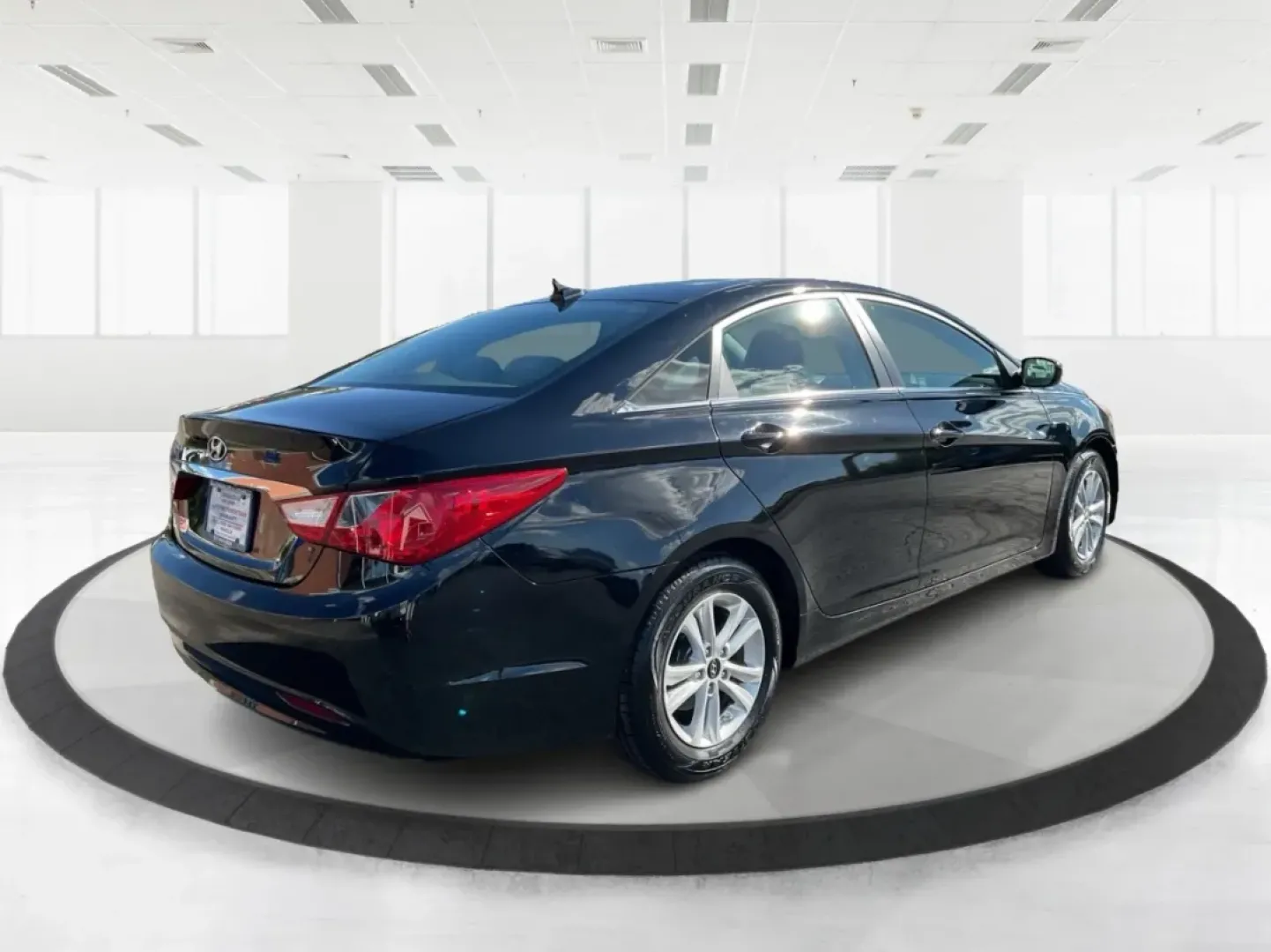 2013 Hyundai Sonata GLS (5NPEB4AC9DH) with an 2.4L I-4 gasoline direct injection engine, located at 1230 East Main St, Xenia, OH, 45385, (937) 908-9800, 39.688026, -83.910172 - **Drive Your Future with Confidence: Discover the 2013 Hyundai Sonata at Advantage Car and Credit**<br /> <br /> Are you ready to embrace a new lifestyle filled with reliability and comfort? Whether you're a growing family, a daily commuter, or someone who enjoys weekend getaways, the 2013 Hyundai S - Photo#2