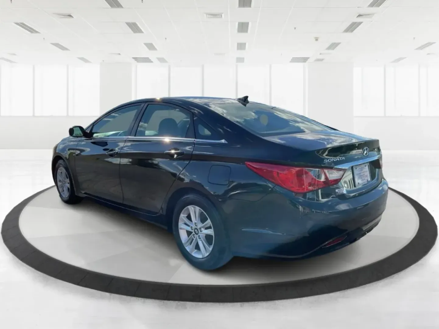 2013 Hyundai Sonata GLS (5NPEB4AC9DH) with an 2.4L I-4 gasoline direct injection engine, located at 1230 East Main St, Xenia, OH, 45385, (937) 908-9800, 39.688026, -83.910172 - **Drive Your Future with Confidence: Discover the 2013 Hyundai Sonata at Advantage Car and Credit**<br /> <br /> Are you ready to embrace a new lifestyle filled with reliability and comfort? Whether you're a growing family, a daily commuter, or someone who enjoys weekend getaways, the 2013 Hyundai S - Photo#4