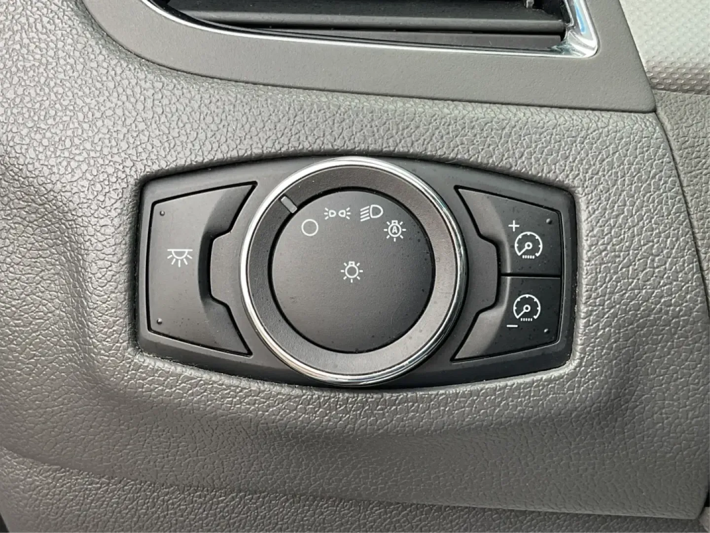 2011 Ford Edge SEL FWD (2FMDK3JC4BB) with an 3.5L V6 DOHC 24V engine, 6-Speed Automatic transmission, located at 401 Woodman Dr, Riverside, OH, 45431, (937) 908-9800, 39.760899, -84.123421 - **Experience the Ultimate Family Adventure with the 2011 Ford Edge SEL at Advantage Car and Credit - Riverside!**<br /> <br /> Are you ready to embark on your next family road trip or weekend adventure? The 2011 Ford Edge SEL is your perfect companion for all of life's journeys, whether you're headi - Photo#17