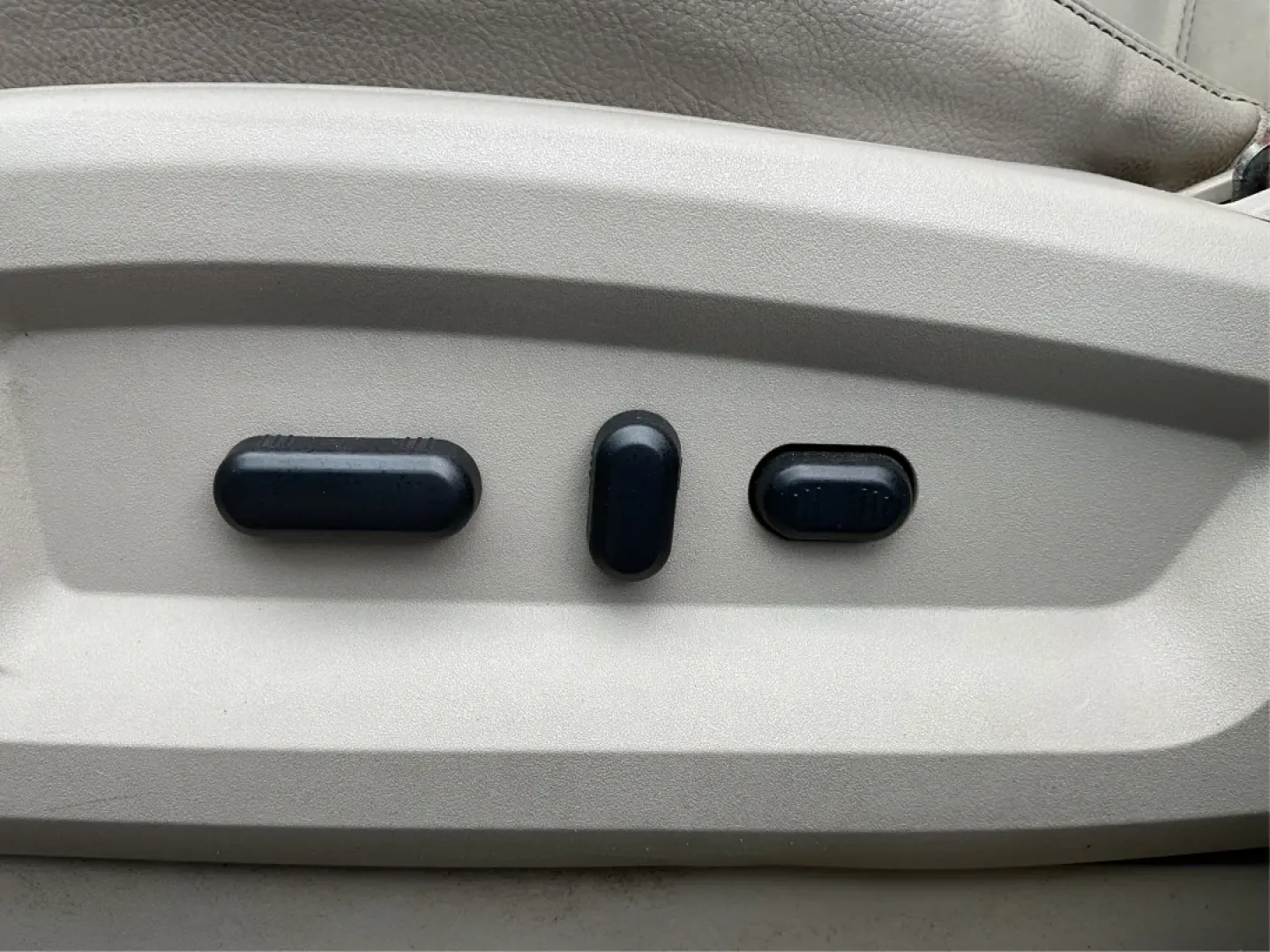 2011 Ford Edge SEL FWD (2FMDK3JC4BB) with an 3.5L V6 DOHC 24V engine, 6-Speed Automatic transmission, located at 401 Woodman Dr, Riverside, OH, 45431, (937) 908-9800, 39.760899, -84.123421 - **Experience the Ultimate Family Adventure with the 2011 Ford Edge SEL at Advantage Car and Credit - Riverside!**<br /> <br /> Are you ready to embark on your next family road trip or weekend adventure? The 2011 Ford Edge SEL is your perfect companion for all of life's journeys, whether you're headi - Photo#18