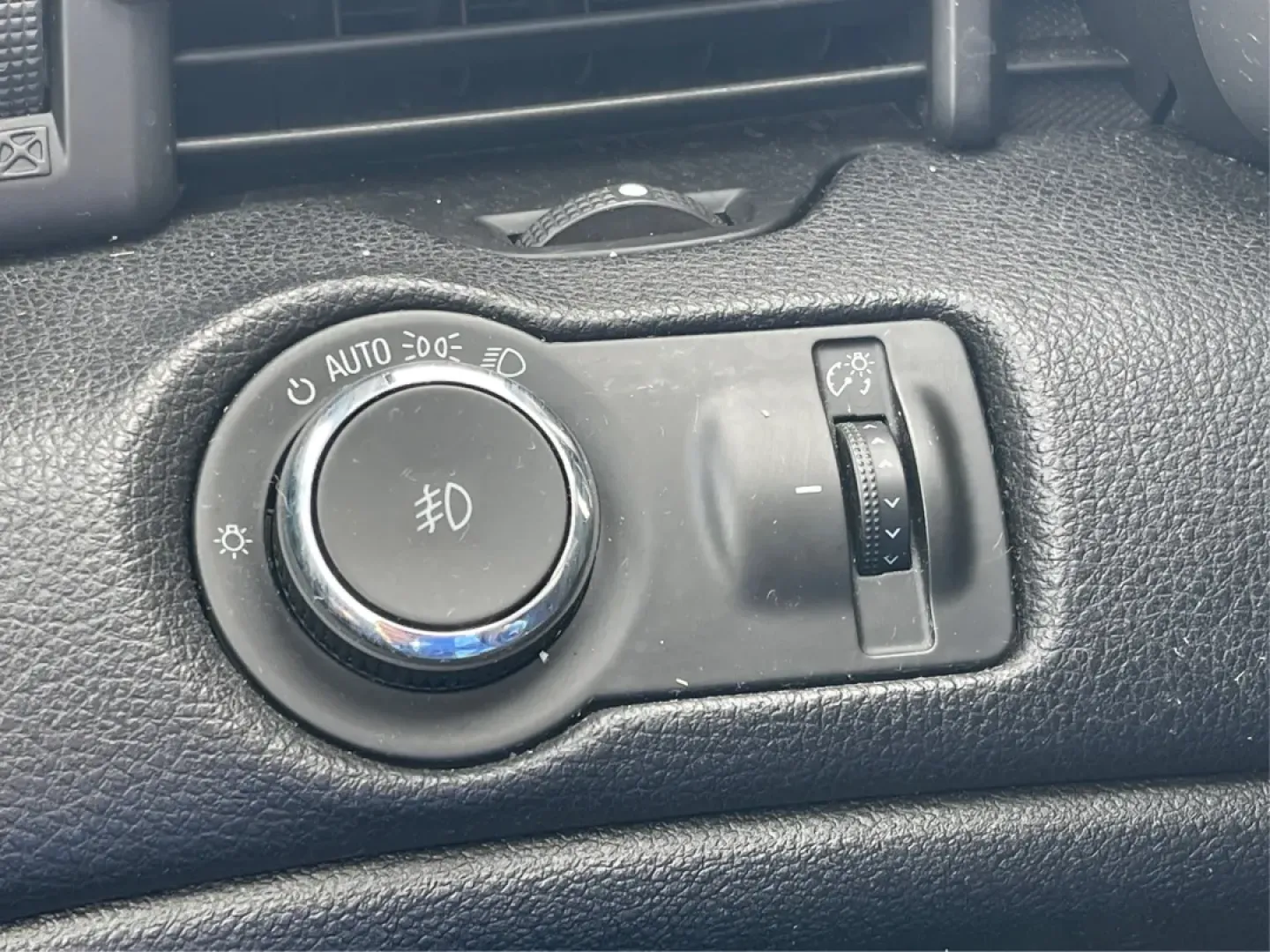 2016 Chevrolet Malibu Limited LTZ (1G11E5SAXGF) with an 2.5L I-4 gasoline direct injection engine, located at 401 Woodman Dr, Riverside, OH, 45431, (937) 908-9800, 39.760899, -84.123421 - **Unleash Your Daily Drive with the 2016 Chevrolet Malibu Limited LTZ at Advantage Car and Credit - Riverside! Perfect for Commuters and Families Alike!**<br /> <br /> Are you in the market for a reliable sedan that combines style, comfort, and technology? Look no further! The 2016 Chevrolet Malibu - Photo#17