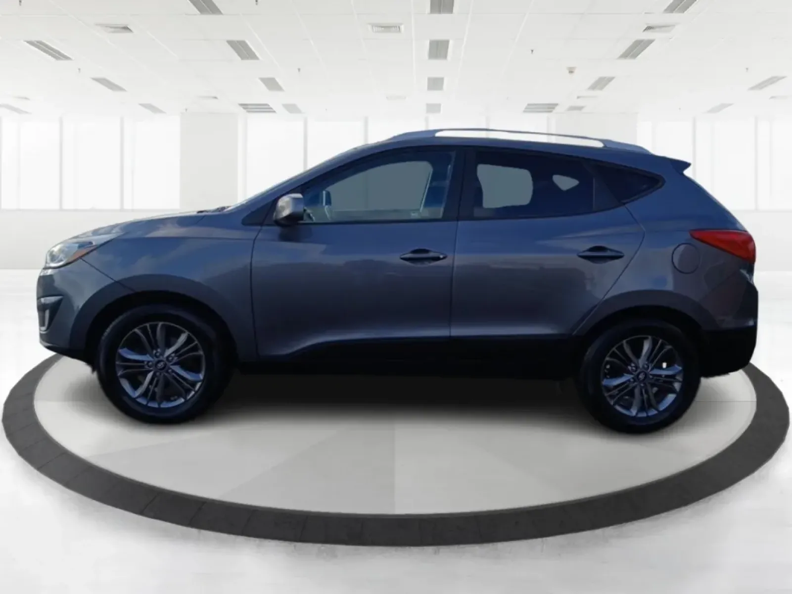 2014 Hyundai Tucson GLS AWD (KM8JUCAG3EU) with an 2.4L L4 DOHC 16V engine, 6-Speed Automatic transmission, located at 1184 Kauffman Ave, Fairborn, OH, 45324, (937) 908-9800, 39.807072, -84.030914 - **Explore the Great Outdoors with the 2014 Hyundai Tucson GLS AWD! Perfect for Weekend Adventures!**<br /> <br /> If you're ready to embrace life's adventures, the 2014 Hyundai Tucson GLS AWD is the SUV you need. Whether you're planning a weekend camping trip, daily commutes around Fairborn, or shut - Photo#5