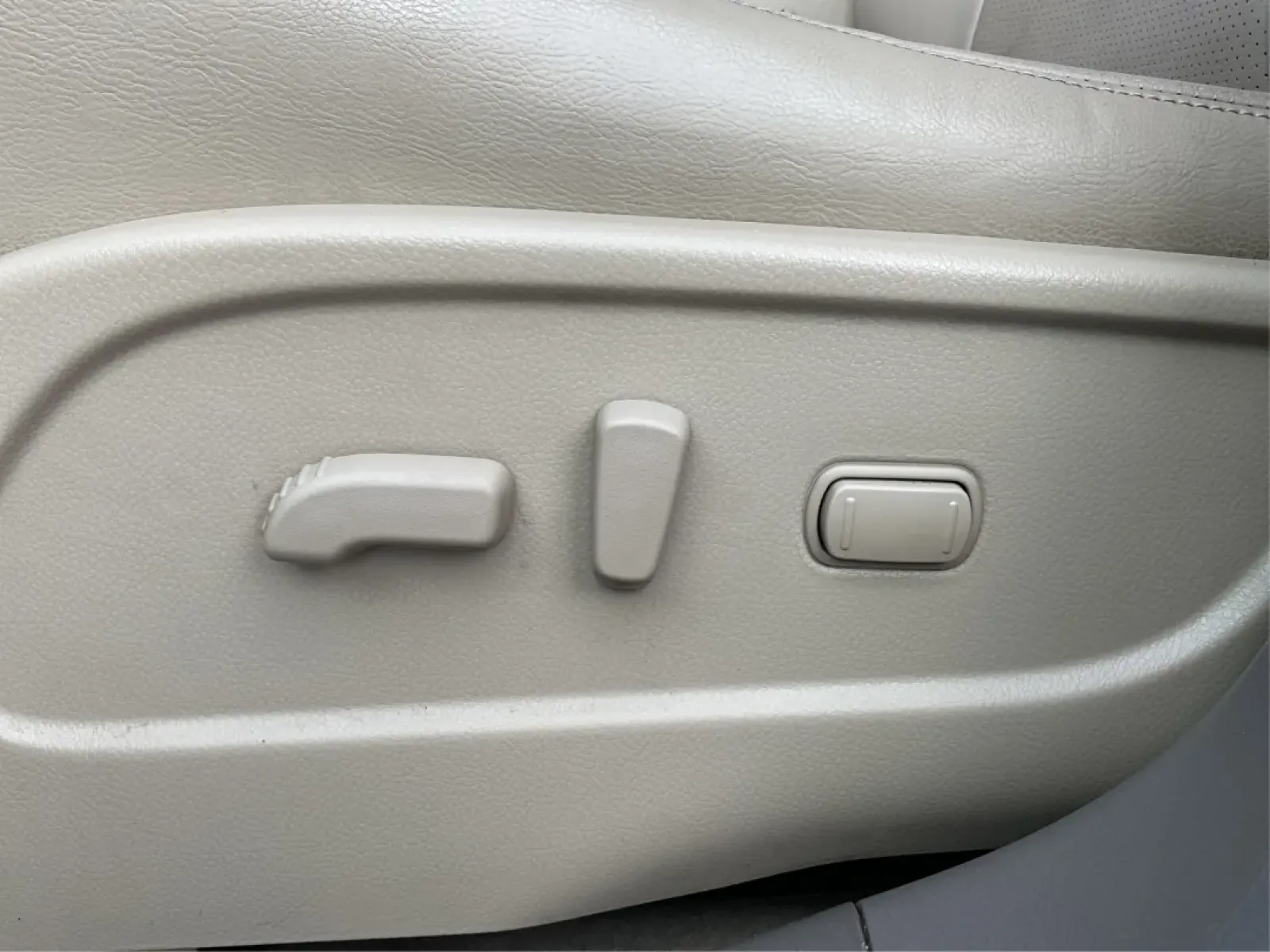 2013 Nissan Murano SL (JN8AZ1MU0DW) with an 3.5L V-6 DOHC engine, located at 4508 South Dixie Dr, Moraine, OH, 45439, (937) 908-9800, 39.689976, -84.218452 - Experience the perfect blend of comfort and versatility with the 2013 Nissan Murano SL, an ideal choice for growing families, outdoor enthusiasts, or anyone seeking a reliable vehicle for daily commutes. At Advantage Car and Credit - Moraine, located at 4508 South Dixie Dr, Moraine, OH 45439, we und - Photo#17
