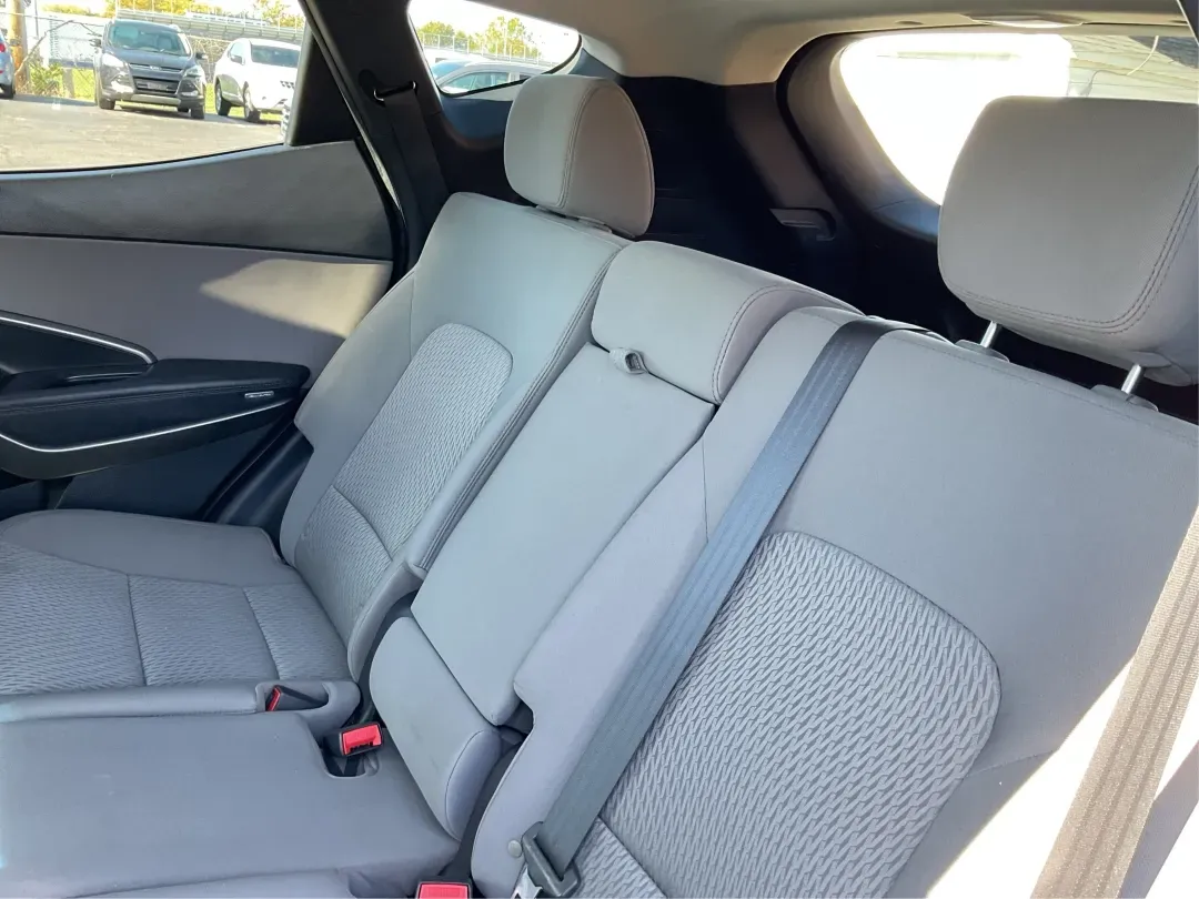 2018 Hyundai Santa Fe 2.4L (5XYZT3LB6JG) with an Theta II 2.4L I-4 gasoline direct injection engine, located at 4508 South Dixie Dr, Moraine, OH, 45439, (937) 908-9800, 39.689976, -84.218452 - Elevate your family adventures and daily commutes with the remarkable 2018 Hyundai Santa Fe, now available at Advantage Car and Credit - Moraine. This SUV is designed to seamlessly fit into your lifestyle, whether you're navigating busy streets, embarking on weekend getaways, or tackling the challen - Photo#10