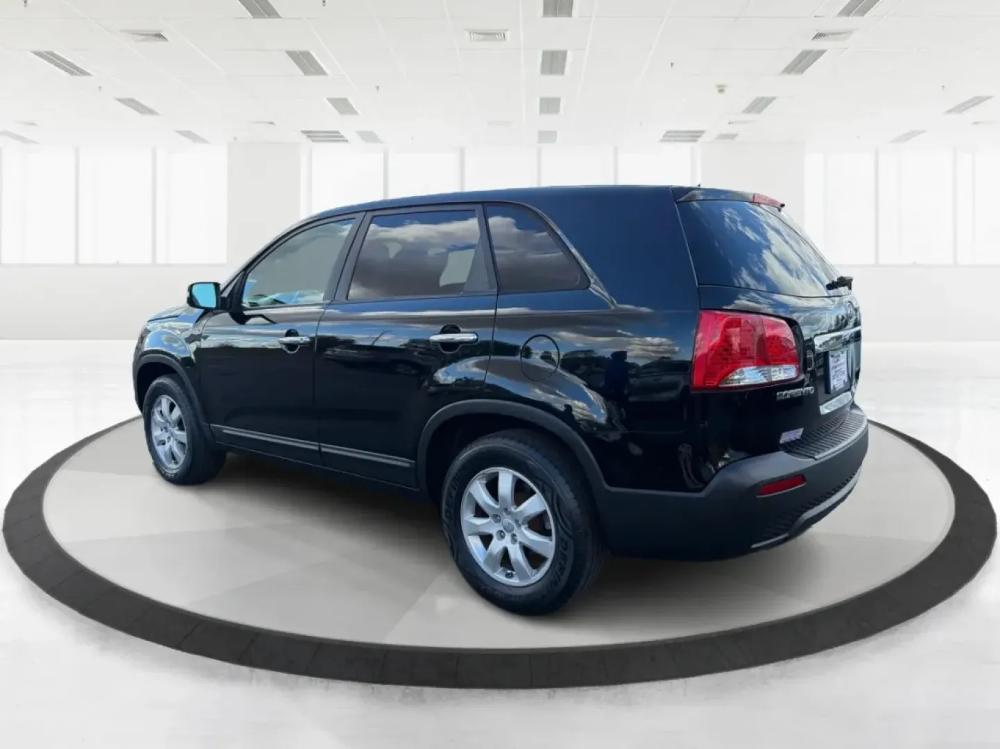 2013 Kia Sorento LX (5XYKT3A15DG) with an 2.4L I-4 DOHC engine, located at 4508 South Dixie Dr, Moraine, OH, 45439, (937) 908-9800, 39.689976, -84.218452 - **Adventure Awaits with the 2013 Kia Sorento LX at Advantage Car and Credit - Moraine!**<br /> <br /> Are you ready for your next family road trip or weekend adventure? The 2013 Kia Sorento LX is the perfect SUV that offers comfort, versatility, and reliability for any lifestyle. Whether you're navi - Photo#4