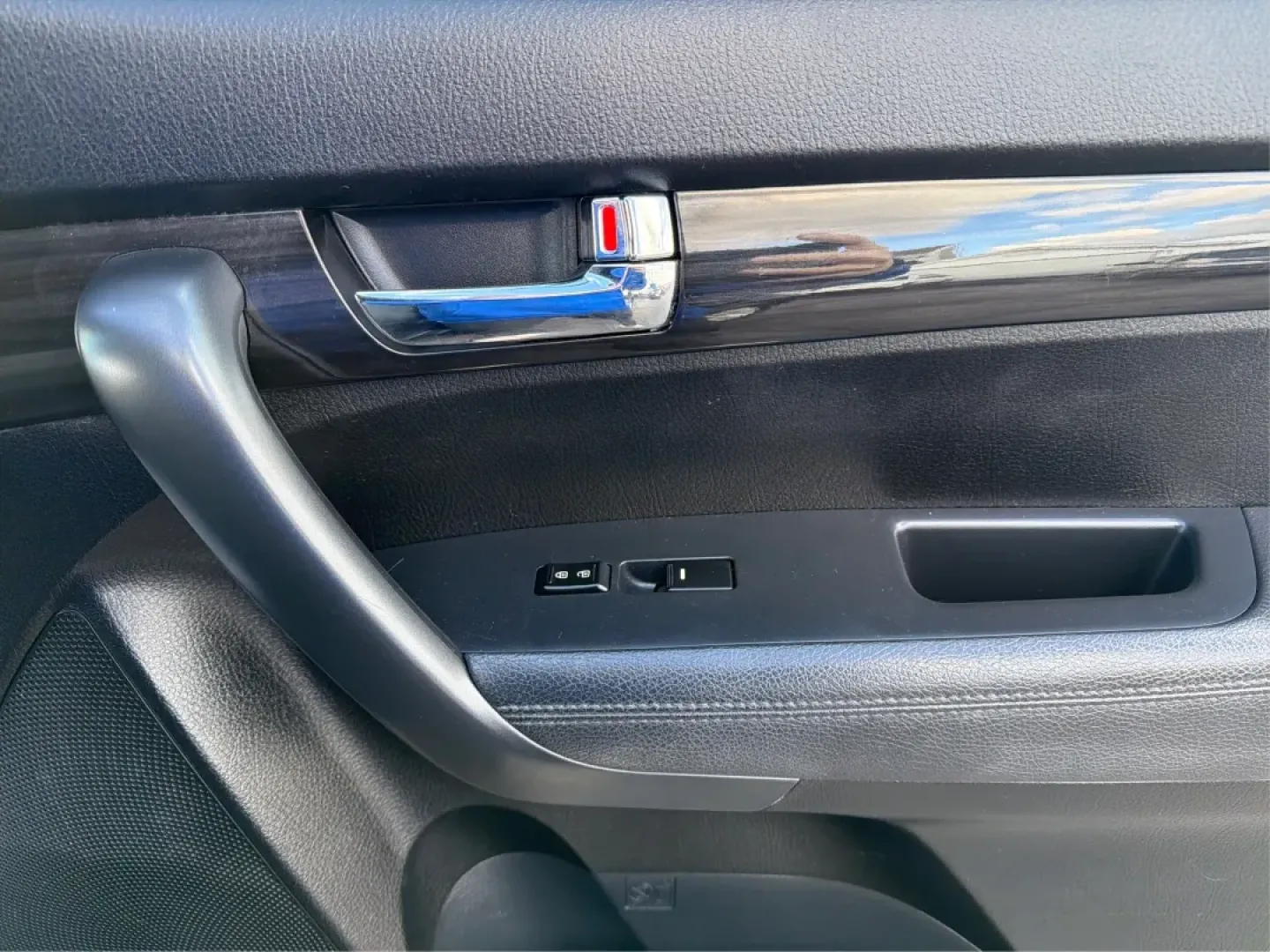 2013 Kia Sorento LX (5XYKT3A15DG) with an 2.4L I-4 DOHC engine, located at 4508 South Dixie Dr, Moraine, OH, 45439, (937) 908-9800, 39.689976, -84.218452 - **Adventure Awaits with the 2013 Kia Sorento LX at Advantage Car and Credit - Moraine!**<br /> <br /> Are you ready for your next family road trip or weekend adventure? The 2013 Kia Sorento LX is the perfect SUV that offers comfort, versatility, and reliability for any lifestyle. Whether you're navi - Photo#18