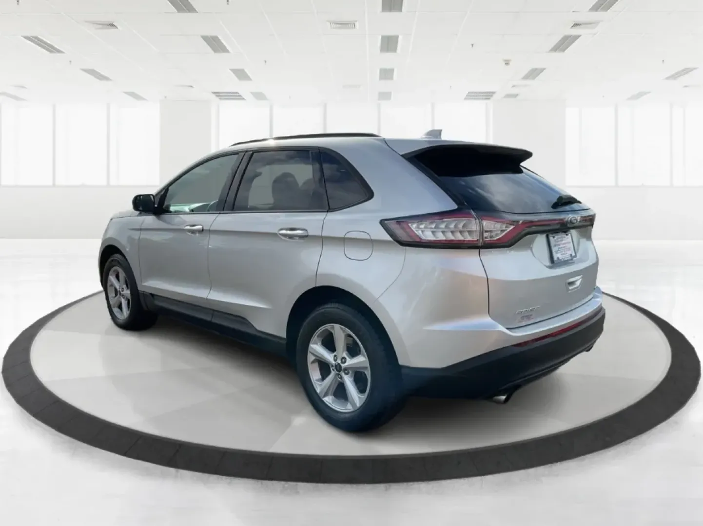 2016 Ford Edge SE (2FMPK4G9XGB) with an EcoBoost 2L I-4 gasoline direct injection engine, located at 1184 Kauffman Ave, Fairborn, OH, 45324, (937) 908-9800, 39.807072, -84.030914 - Rev up your lifestyle with the perfect blend of style, comfort, and utility that the 2016 Ford Edge SE offers! If you're looking for a reliable SUV that seamlessly fits into your busy life-whether it's taking the kids to school, embarking on family adventures, or handling your daily commute-this veh - Photo#4