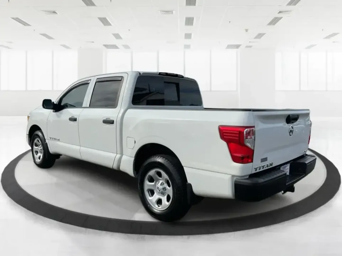 2021 Nissan TITAN Crew Cab S 4x4 (1N6AA1EC4MN) with an Endurance 5.6L V-8 gasoline direct injection engine, 9A transmission, located at 1230 East Main St, Xenia, OH, 45385, (937) 908-9800, 39.688026, -83.910172 - Discover ultimate versatility and rugged capability with this 2021 Nissan TITAN Crew Cab S 4x4, now available at Advantage Car and Credit in Piqua, OH. Whether you're navigating the bustling streets of Piqua or heading out for weekend adventures, this truck is designed to adapt to your lifestyle. Pe - Photo#4
