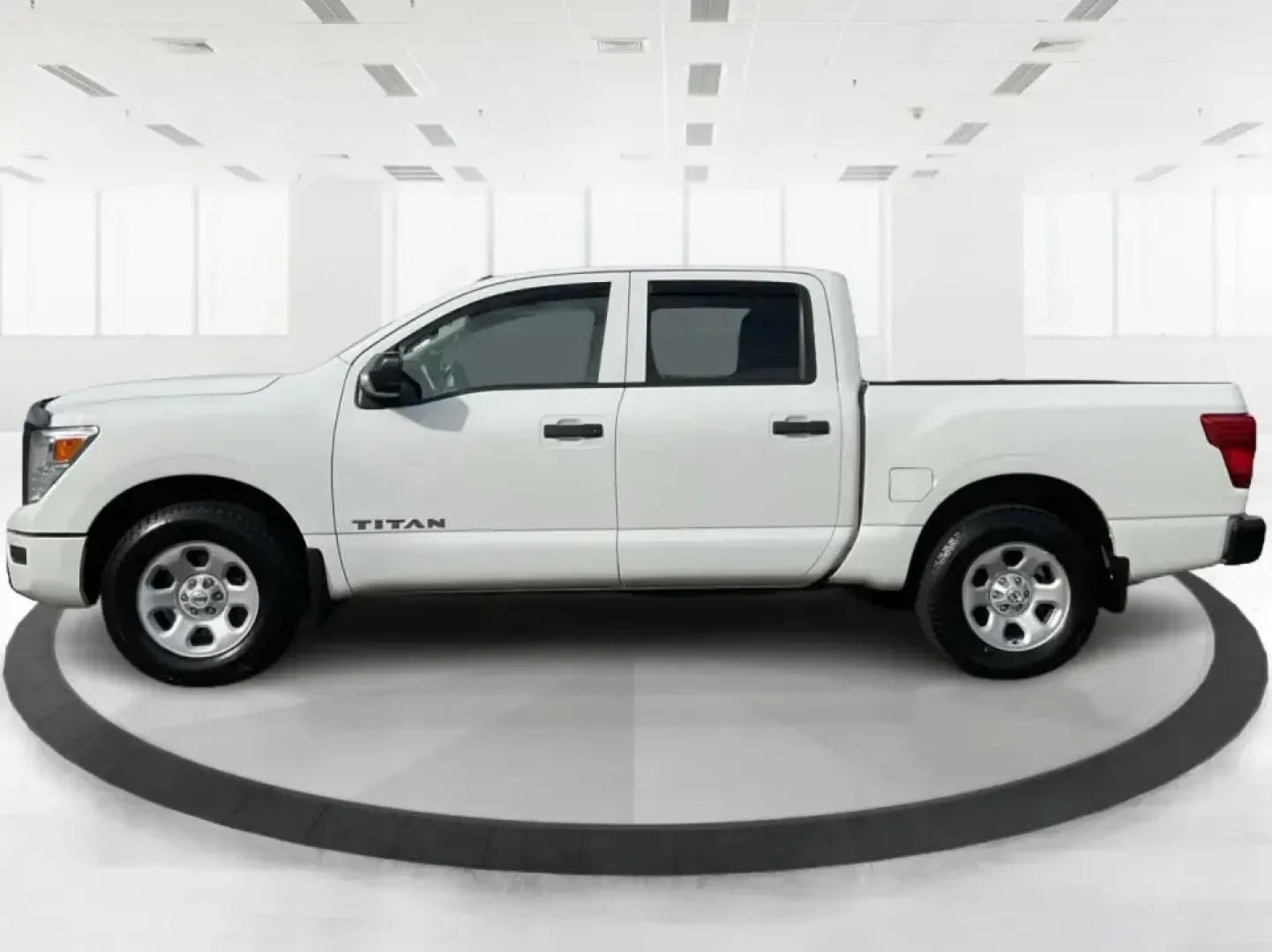2021 Nissan TITAN Crew Cab S 4x4 (1N6AA1EC4MN) with an Endurance 5.6L V-8 gasoline direct injection engine, 9A transmission, located at 1230 East Main St, Xenia, OH, 45385, (937) 908-9800, 39.688026, -83.910172 - Discover ultimate versatility and rugged capability with this 2021 Nissan TITAN Crew Cab S 4x4, now available at Advantage Car and Credit in Piqua, OH. Whether you're navigating the bustling streets of Piqua or heading out for weekend adventures, this truck is designed to adapt to your lifestyle. Pe - Photo#5