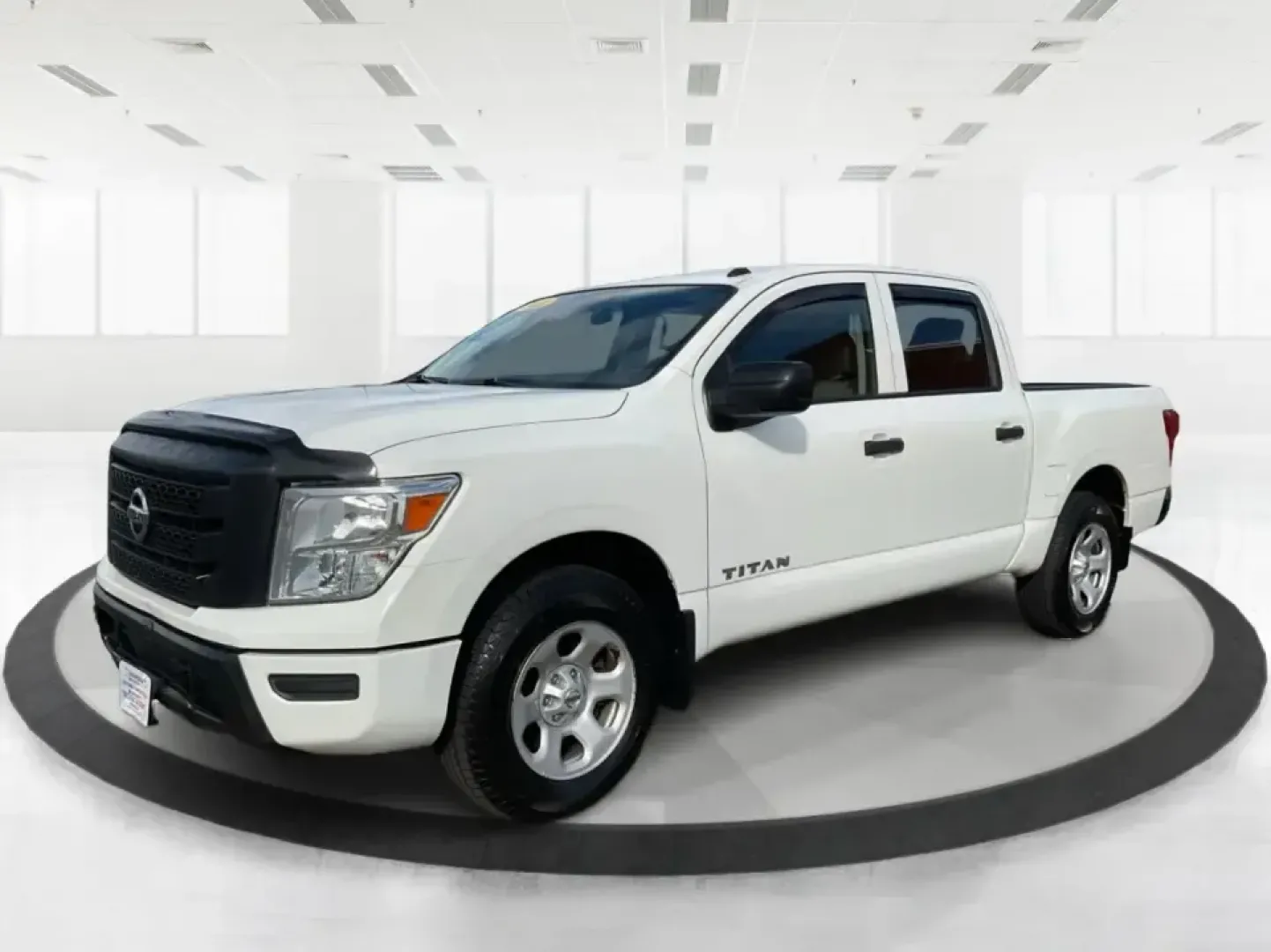 2021 Nissan TITAN Crew Cab S 4x4 (1N6AA1EC4MN) with an Endurance 5.6L V-8 gasoline direct injection engine, 9A transmission, located at 1230 East Main St, Xenia, OH, 45385, (937) 908-9800, 39.688026, -83.910172 - Discover ultimate versatility and rugged capability with this 2021 Nissan TITAN Crew Cab S 4x4, now available at Advantage Car and Credit in Piqua, OH. Whether you're navigating the bustling streets of Piqua or heading out for weekend adventures, this truck is designed to adapt to your lifestyle. Pe - Photo#8