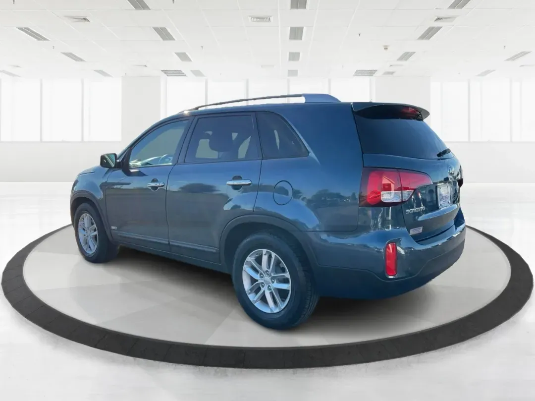 2014 Kia Sorento LX (5XYKTDA61EG) with an 2.4L I-4 gasoline direct injection engine, located at 880 E. National Road, Vandalia, OH, 45377, (937) 908-9800, 39.891918, -84.183594 - **Adventure Awaits with the 2014 Kia Sorento LX Perfect for Families and Road Warriors Alike!**<br /> <br /> At Advantage Car and Credit - Vandalia, we understand that your vehicle is more than just a mode of transportation; it's an essential part of your lifestyle. If you're looking for a versatil - Photo#4