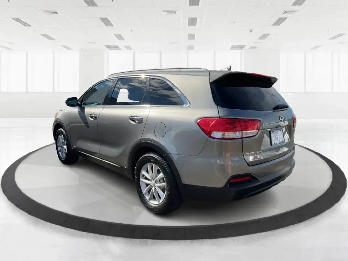 2016 Kia Sorento 2.4L LX (5XYPGDA32GG) with an 2.4L I-4 gasoline direct injection engine, located at 1099 N County Rd 25A , Troy, OH, 45373, (937) 908-9800, 40.057079, -84.212883 - Are you ready to elevate your family adventures while keeping comfort and versatility at the forefront? Look no further than this stunning 2016 Kia Sorento LX, now available at Advantage Car and Credit - Troy. Nestled in the heart of Troy, OH, at 1099 N County Rd 25A, our Buy Here Pay Here dealershi - Photo#4