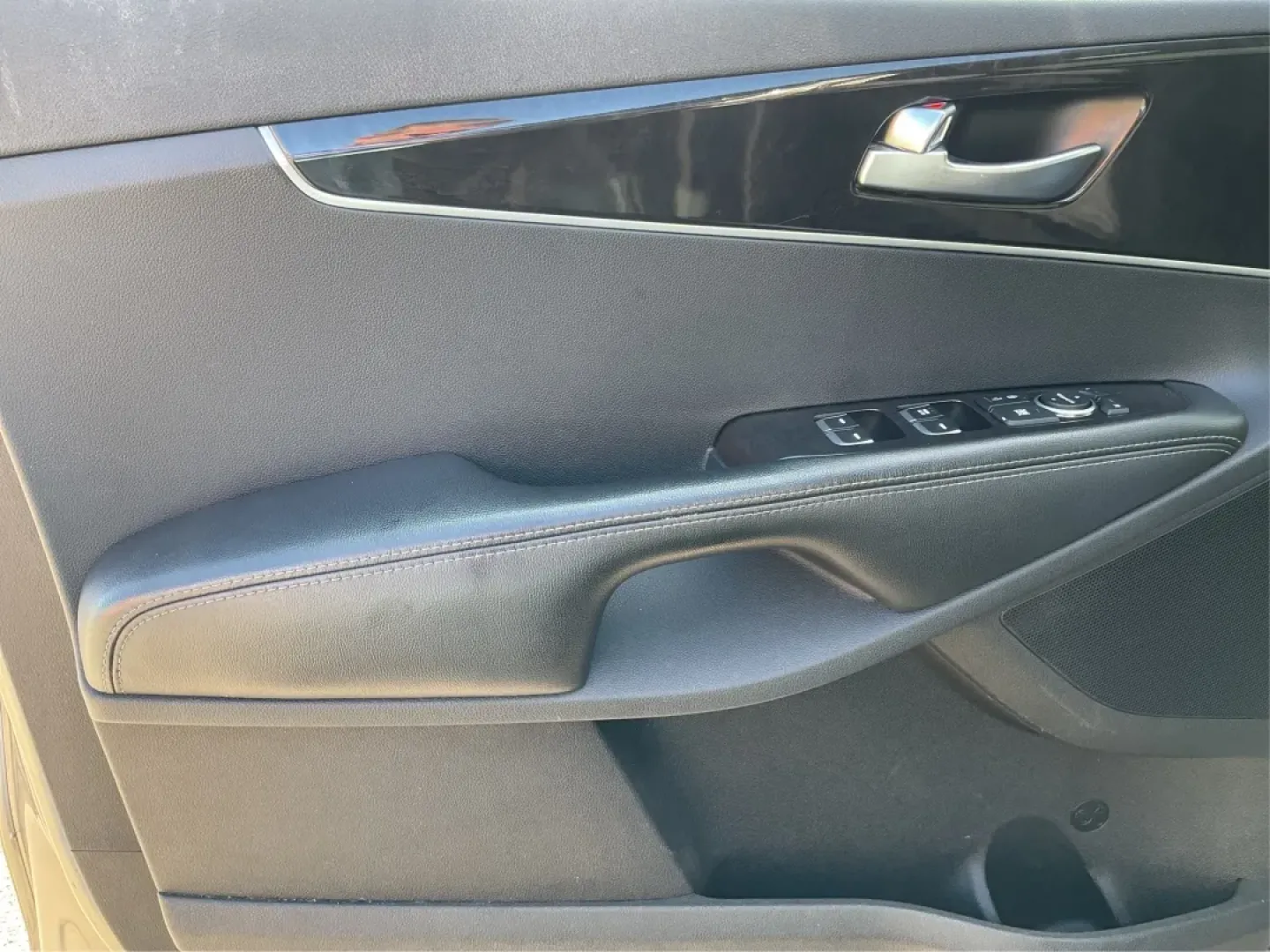 2016 Kia Sorento 2.4L LX (5XYPGDA32GG) with an 2.4L I-4 gasoline direct injection engine, located at 1099 N County Rd 25A , Troy, OH, 45373, (937) 908-9800, 40.057079, -84.212883 - Are you ready to elevate your family adventures while keeping comfort and versatility at the forefront? Look no further than this stunning 2016 Kia Sorento LX, now available at Advantage Car and Credit - Troy. Nestled in the heart of Troy, OH, at 1099 N County Rd 25A, our Buy Here Pay Here dealershi - Photo#18