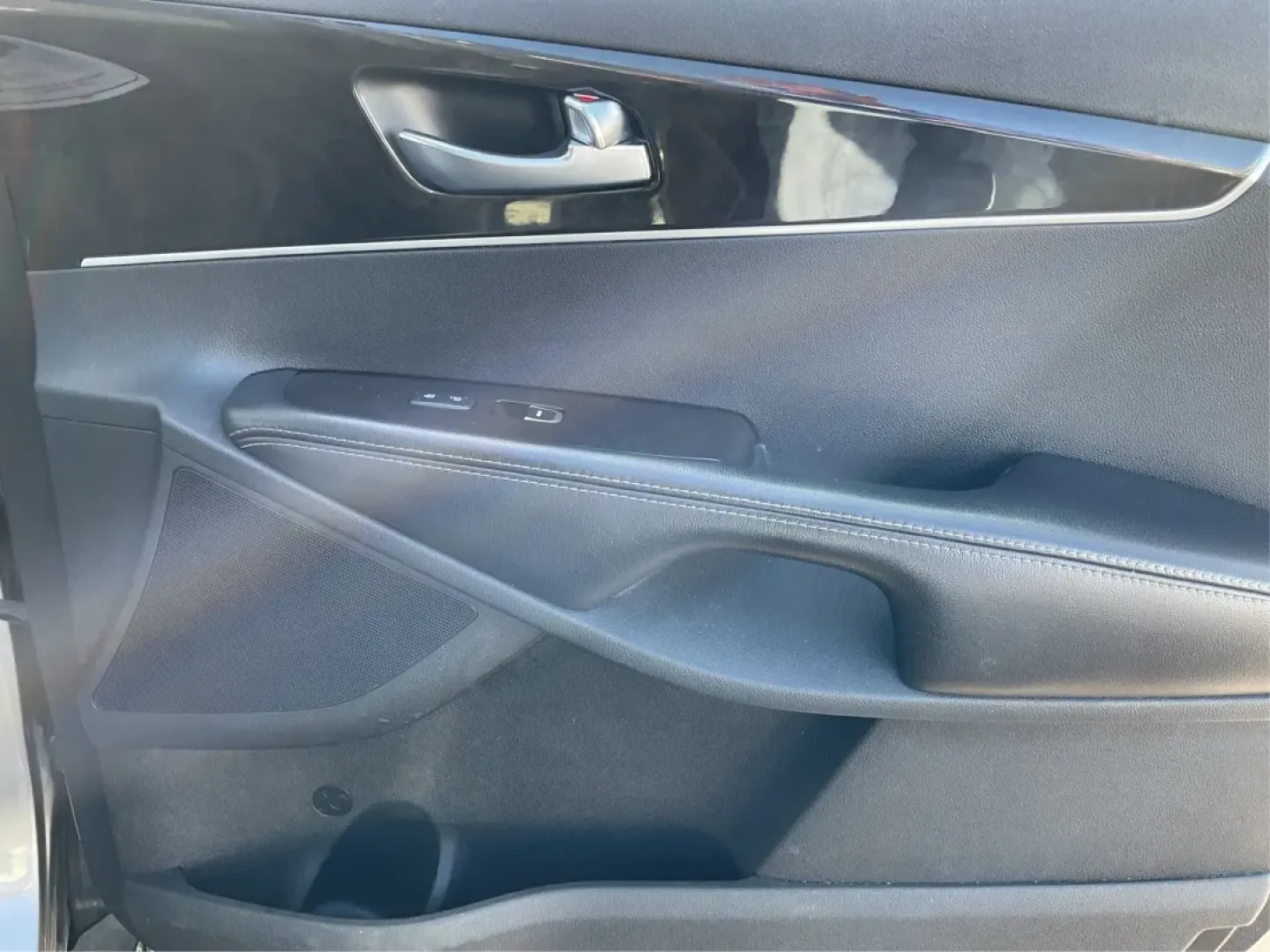 2016 Kia Sorento 2.4L LX (5XYPGDA32GG) with an 2.4L I-4 gasoline direct injection engine, located at 1099 N County Rd 25A , Troy, OH, 45373, (937) 908-9800, 40.057079, -84.212883 - Are you ready to elevate your family adventures while keeping comfort and versatility at the forefront? Look no further than this stunning 2016 Kia Sorento LX, now available at Advantage Car and Credit - Troy. Nestled in the heart of Troy, OH, at 1099 N County Rd 25A, our Buy Here Pay Here dealershi - Photo#19