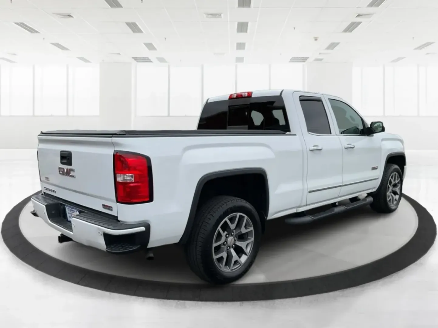 2015 GMC Sierra 1500 SLT (1GTV2VEC7FZ) with an EcoTec3 6.2L V-8 gasoline direct injection engine, located at 8750 N County Rd 25A, Piqua, OH, 45356, (937) 908-9800, 40.164391, -84.232513 - **Unlock Your Adventures with the 2015 GMC Sierra 1500 SLT at Advantage Car and Credit - Piqua!**<br /> <br /> If you're seeking a reliable companion for your weekend adventures or a powerful workhorse for everyday tasks, look no further than this stunning 2015 GMC Sierra 1500 SLT. With its robust c - Photo#2
