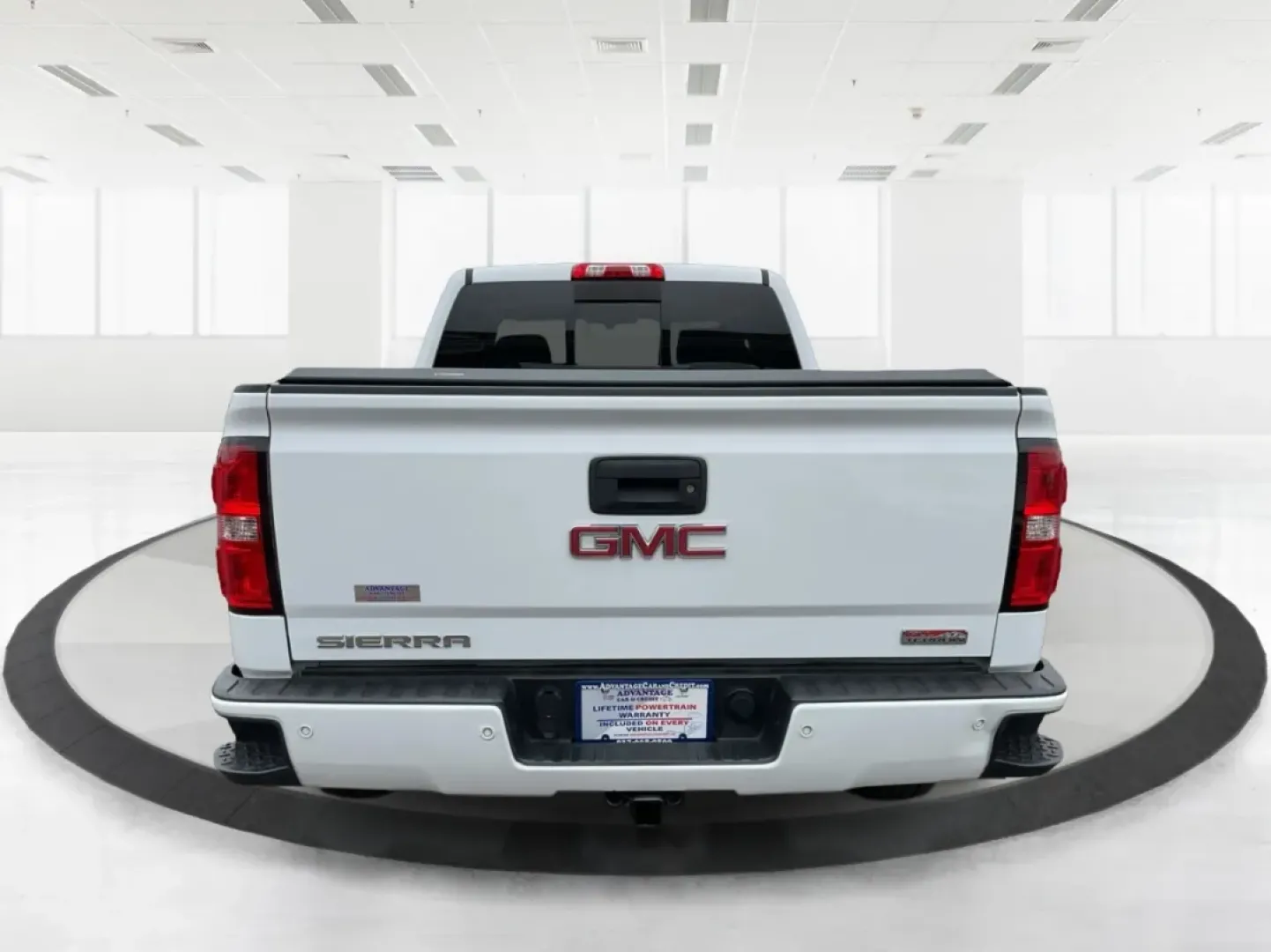 2015 GMC Sierra 1500 SLT (1GTV2VEC7FZ) with an EcoTec3 6.2L V-8 gasoline direct injection engine, located at 8750 N County Rd 25A, Piqua, OH, 45356, (937) 908-9800, 40.164391, -84.232513 - **Unlock Your Adventures with the 2015 GMC Sierra 1500 SLT at Advantage Car and Credit - Piqua!**<br /> <br /> If you're seeking a reliable companion for your weekend adventures or a powerful workhorse for everyday tasks, look no further than this stunning 2015 GMC Sierra 1500 SLT. With its robust c - Photo#3