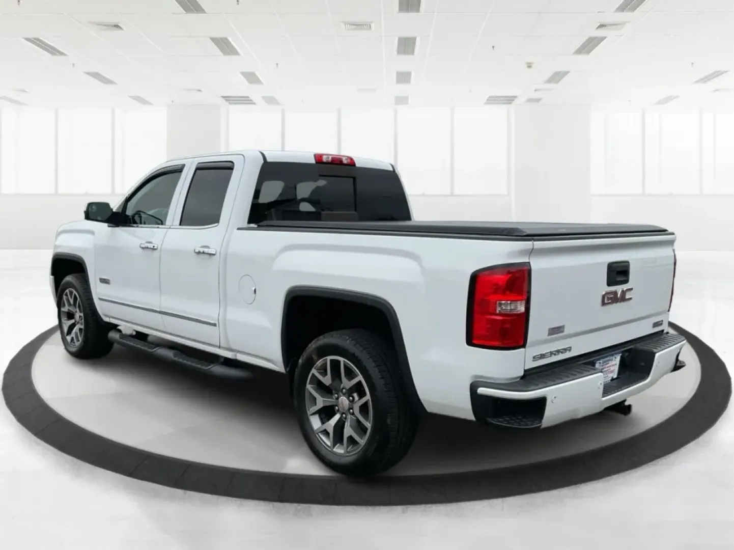 2015 GMC Sierra 1500 SLT (1GTV2VEC7FZ) with an EcoTec3 6.2L V-8 gasoline direct injection engine, located at 8750 N County Rd 25A, Piqua, OH, 45356, (937) 908-9800, 40.164391, -84.232513 - **Unlock Your Adventures with the 2015 GMC Sierra 1500 SLT at Advantage Car and Credit - Piqua!**<br /> <br /> If you're seeking a reliable companion for your weekend adventures or a powerful workhorse for everyday tasks, look no further than this stunning 2015 GMC Sierra 1500 SLT. With its robust c - Photo#4