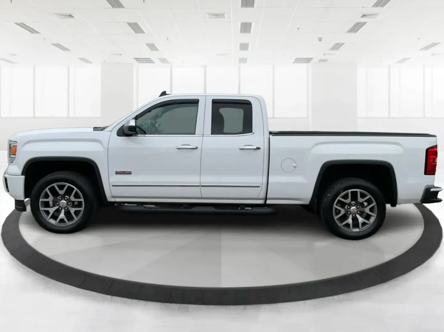 2015 GMC Sierra 1500 SLT (1GTV2VEC7FZ) with an EcoTec3 6.2L V-8 gasoline direct injection engine, located at 8750 N County Rd 25A, Piqua, OH, 45356, (937) 908-9800, 40.164391, -84.232513 - **Unlock Your Adventures with the 2015 GMC Sierra 1500 SLT at Advantage Car and Credit - Piqua!**<br /> <br /> If you're seeking a reliable companion for your weekend adventures or a powerful workhorse for everyday tasks, look no further than this stunning 2015 GMC Sierra 1500 SLT. With its robust c - Photo#5