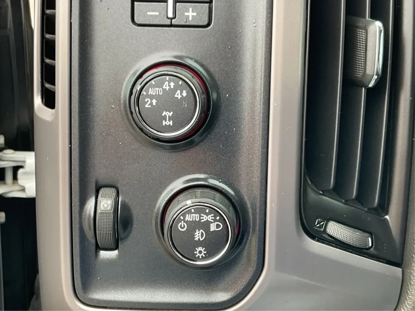 2015 GMC Sierra 1500 SLT (1GTV2VEC7FZ) with an EcoTec3 6.2L V-8 gasoline direct injection engine, located at 8750 N County Rd 25A, Piqua, OH, 45356, (937) 908-9800, 40.164391, -84.232513 - **Unlock Your Adventures with the 2015 GMC Sierra 1500 SLT at Advantage Car and Credit - Piqua!**<br /> <br /> If you're seeking a reliable companion for your weekend adventures or a powerful workhorse for everyday tasks, look no further than this stunning 2015 GMC Sierra 1500 SLT. With its robust c - Photo#16