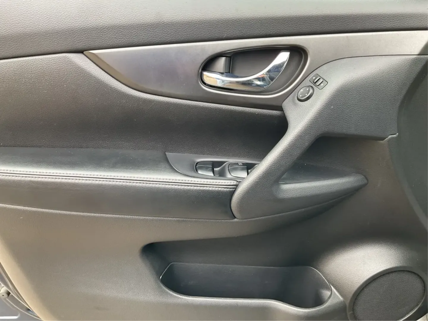 2015 Nissan Rogue SV (5N1AT2MV3FC) with an 2.5L I-4 DOHC engine, located at 1951 S Dayton Lakeview Rd., New Carlisle, OH, 45344, (937) 908-9800, 39.890999, -84.050255 - Are you in search of the perfect vehicle to elevate your family outings or weekend adventures? Look no further than this stunning 2015 Nissan Rogue SV, available now at Advantage Car and Credit in New Carlisle, OH. This versatile SUV is not just a means of transportation; it's a lifestyle companion - Photo#17