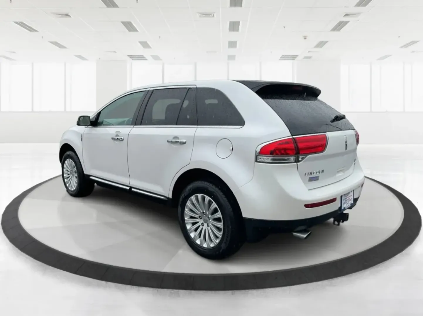 2014 Lincoln MKX Base (2LMDJ8JK4EB) with an Other engine, located at 1230 East Main St, Xenia, OH, 45385, (937) 908-9800, 39.688026, -83.910172 - 2014 Lincoln MKX Base - Photo#4